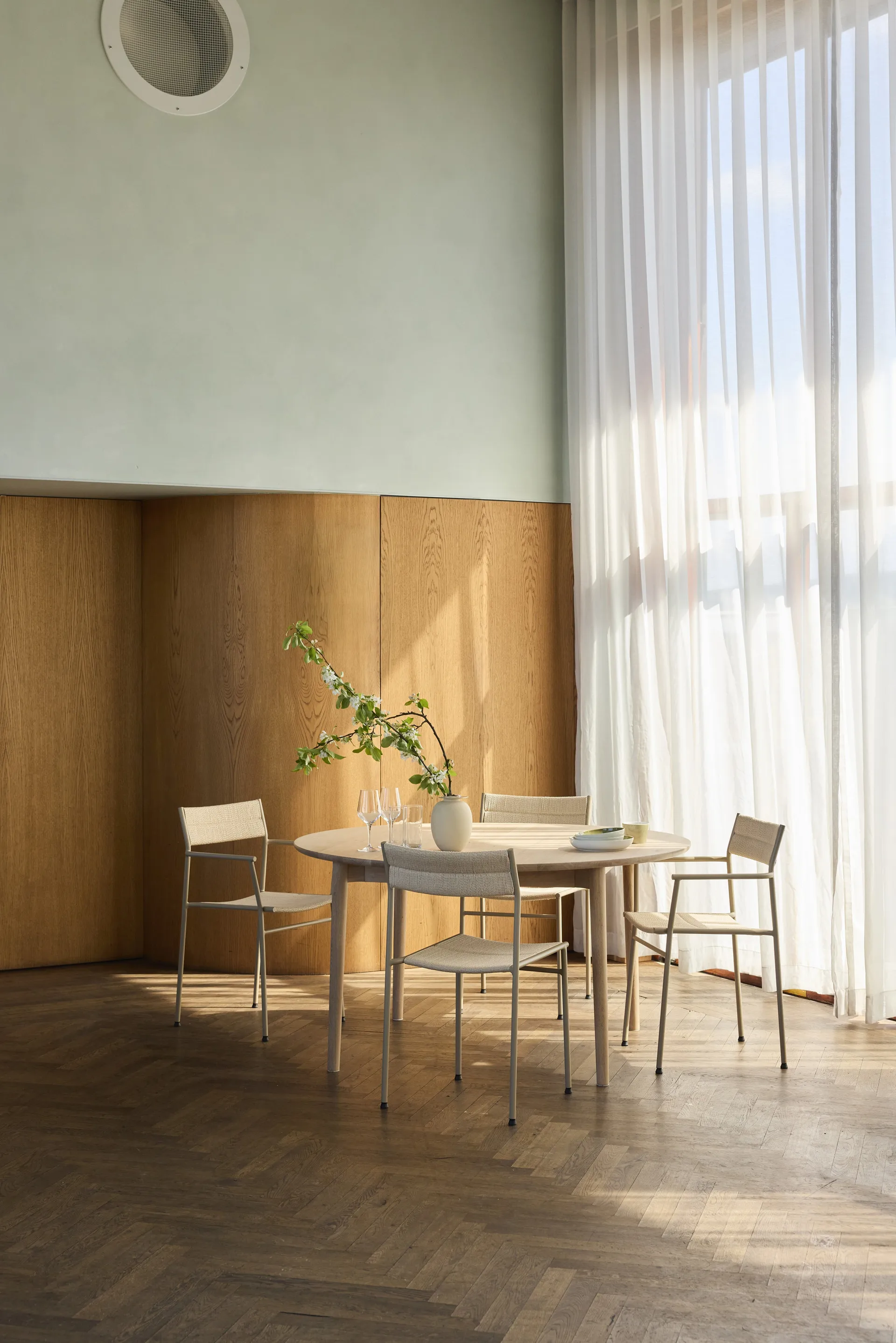 Expand dining table Ø140 cm, Light oiled oak Northern