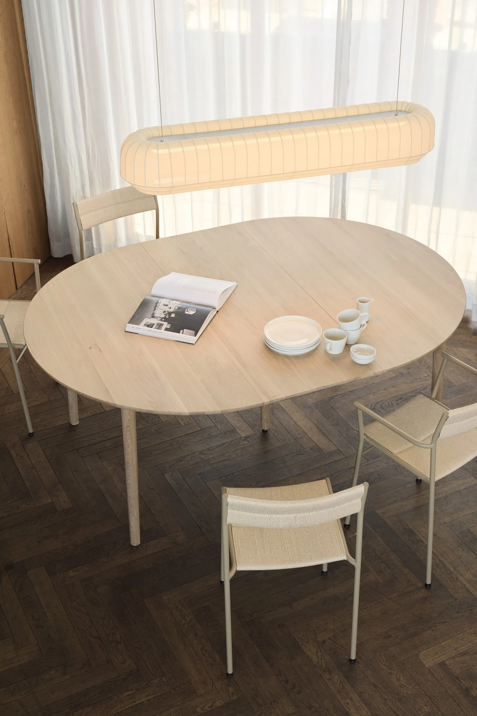 Expand dining table Ø140 cm, Light oiled oak Northern