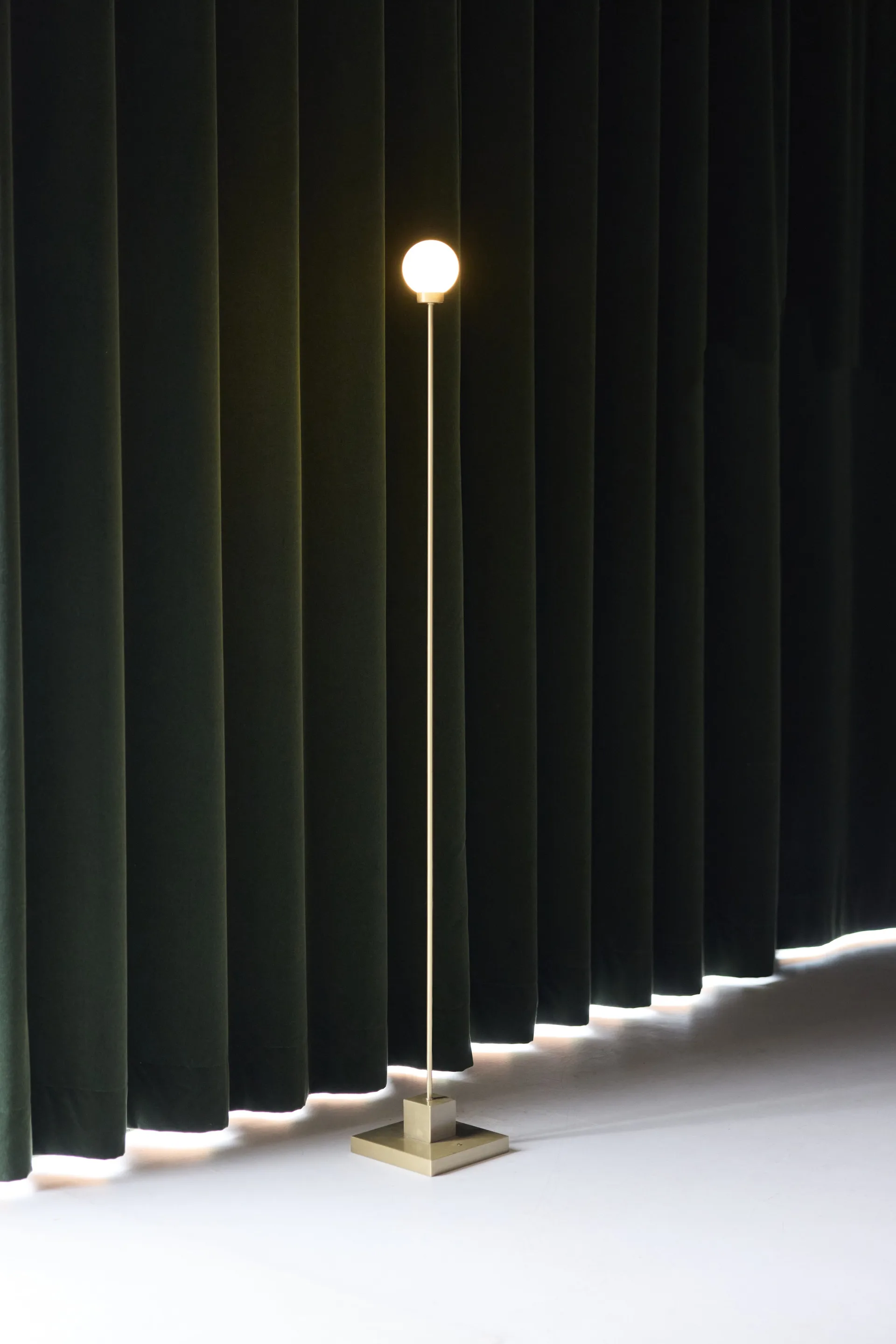 Snowball portable floor lamp 122 cm, Brass Northern