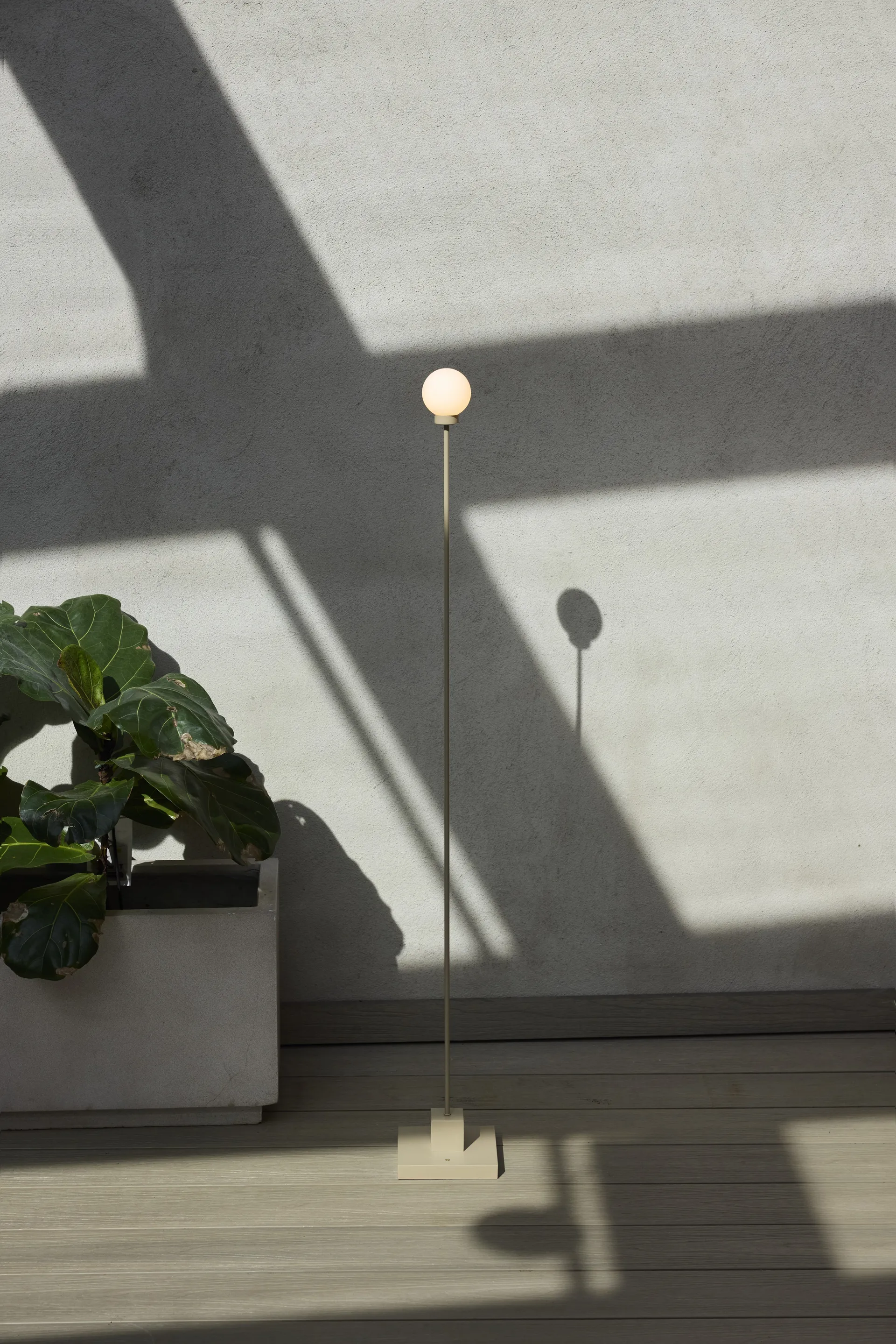 Snowball portable floor lamp 122 cm, Brass Northern