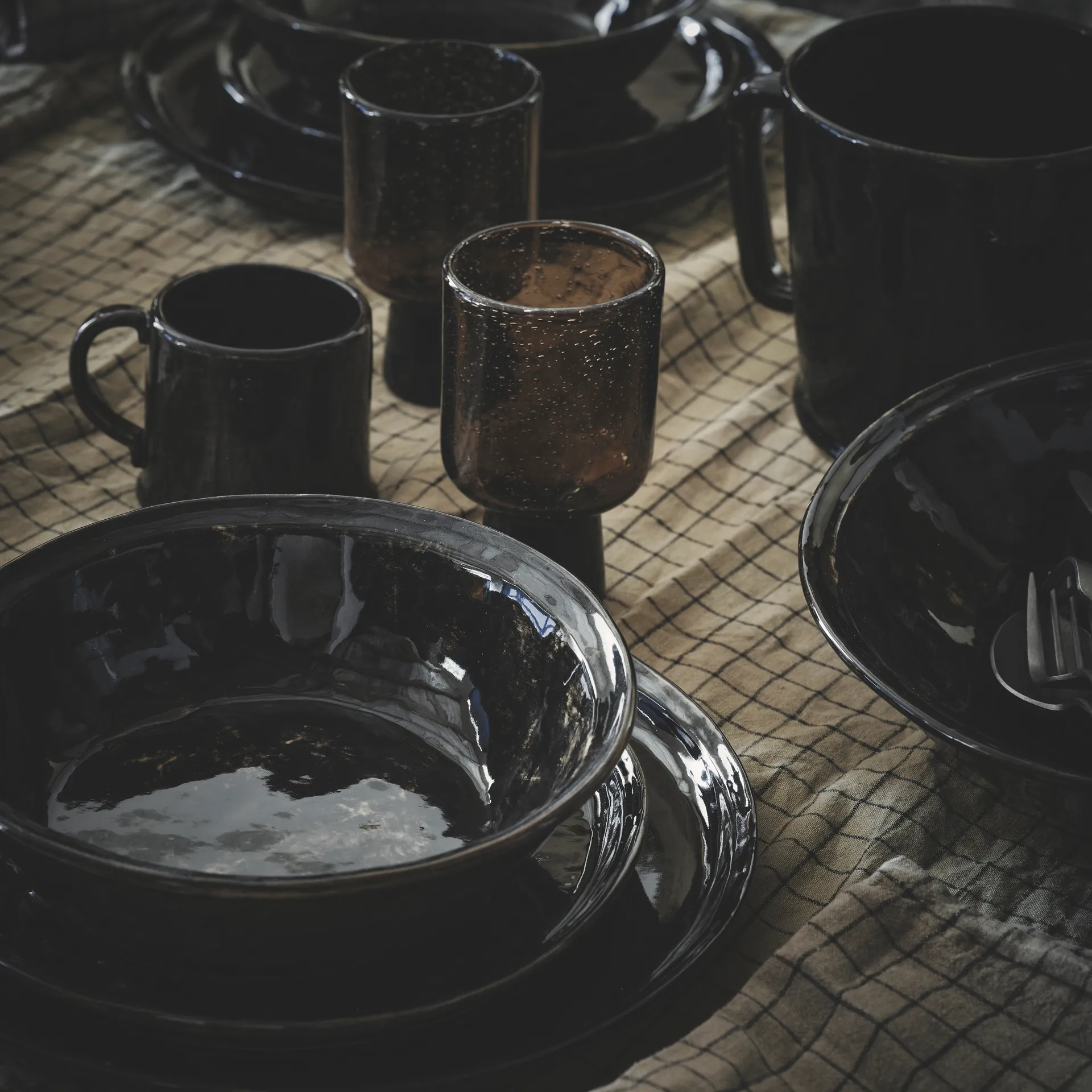 Yuki dinner plare, brown-black Olsson & Jensen