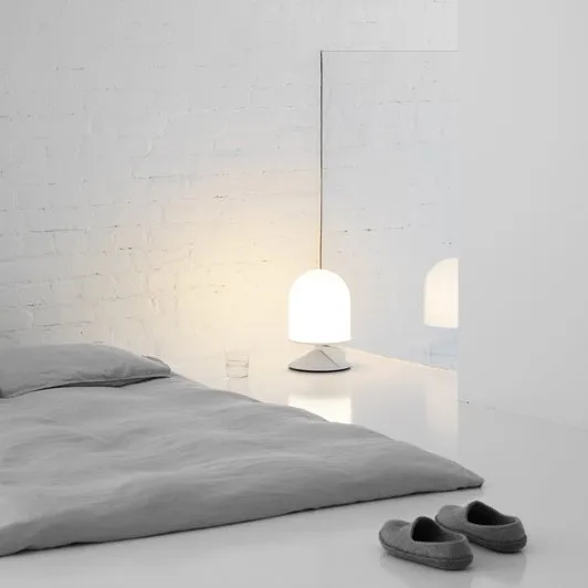 Vinge table lamp, white structure with white cable Örsjö Belysning