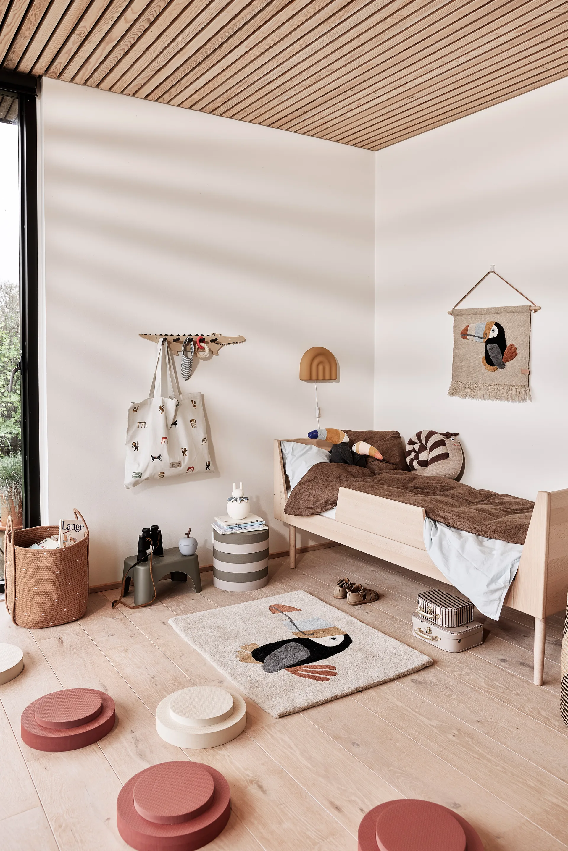 Iro stackable stool, Vanilla-nutmeg OYOY