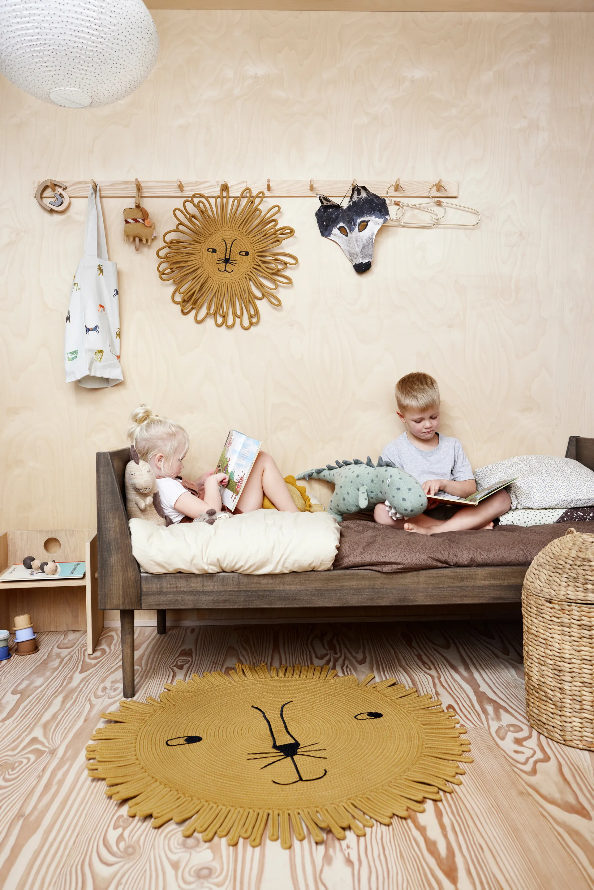 Mara Lion children's rug, Ø98 cm OYOY