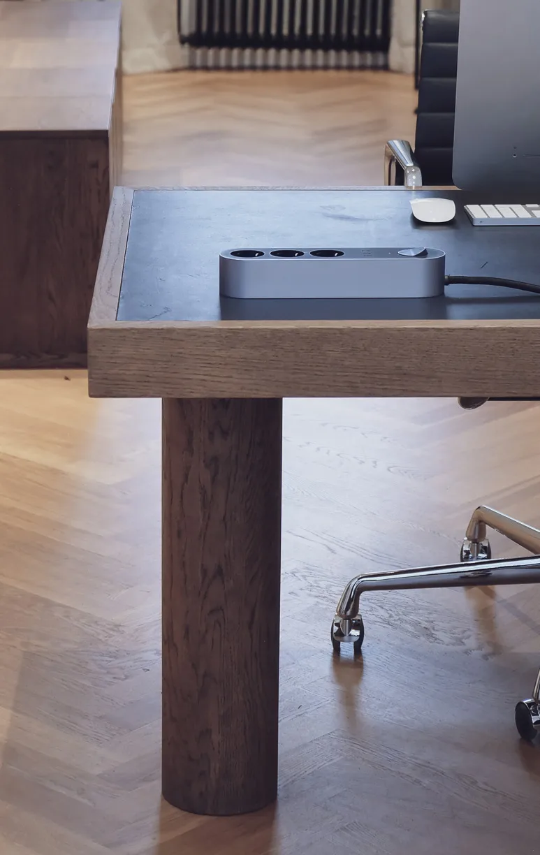 Edgar Power Bar power strip, Satin aluminum palett3