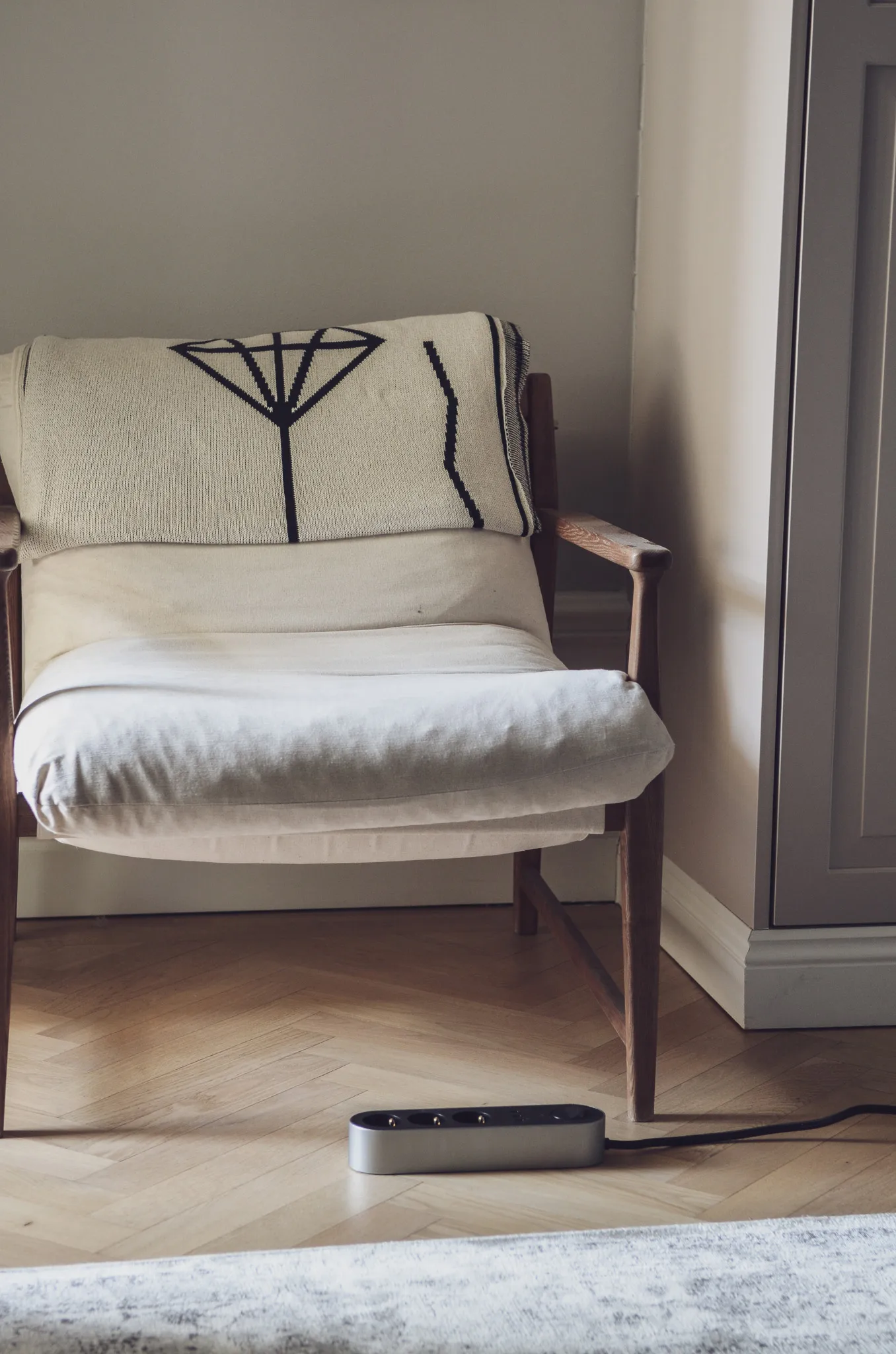 Edgar Power Bar power strip, Satin aluminum palett3