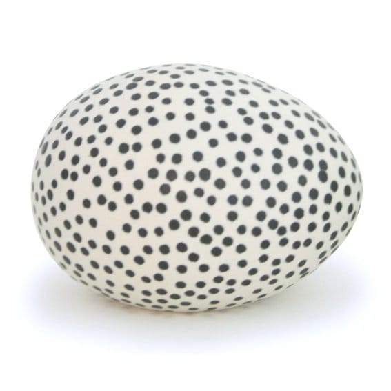 Egg dot, white-black Paradisverkstaden