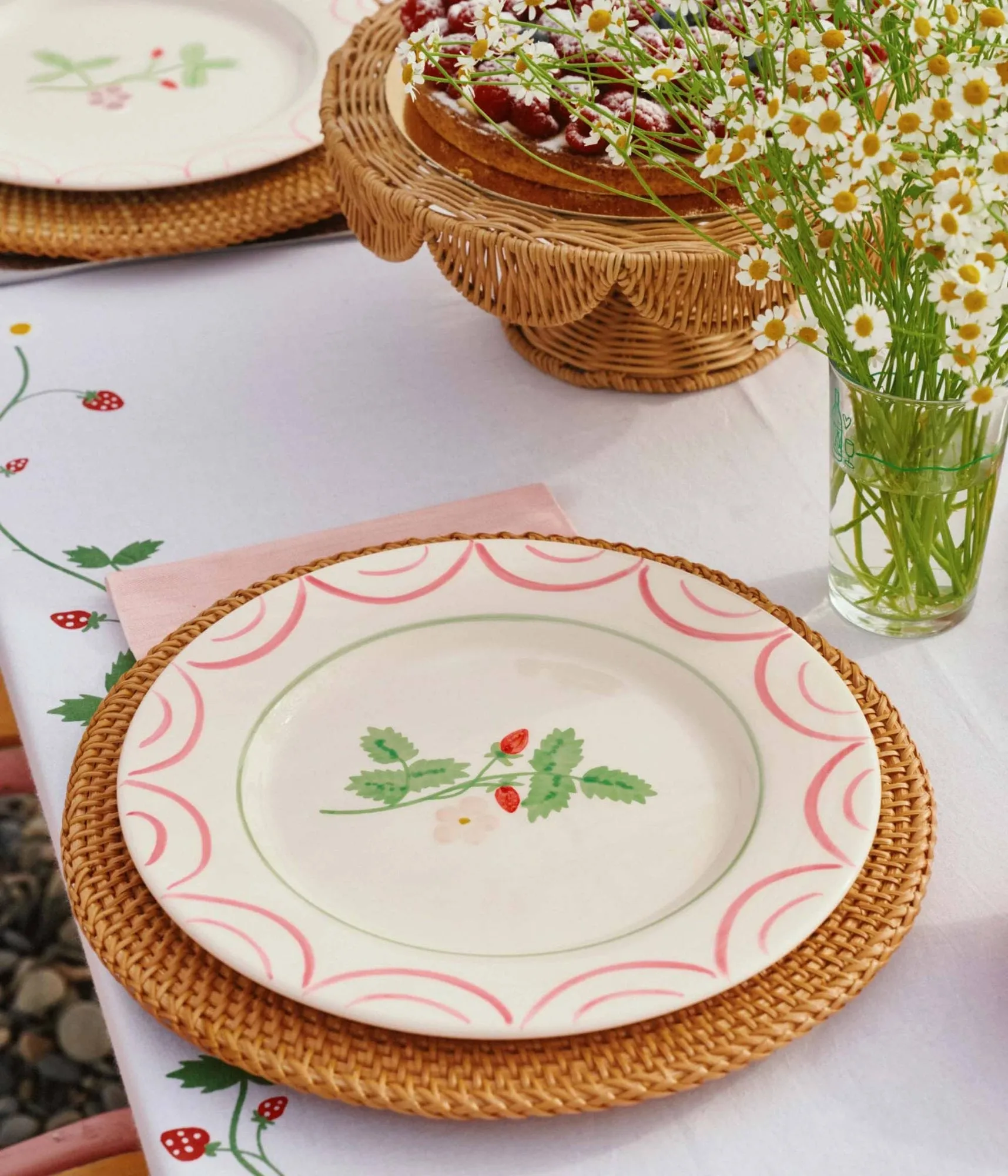 Cottage flower Wild Strawberry plate, Red, 28 cm Pick a Poppy
