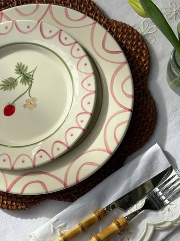 Cottage flower Wild Strawberry salad plate - Red, 22 cm - Pick a Poppy