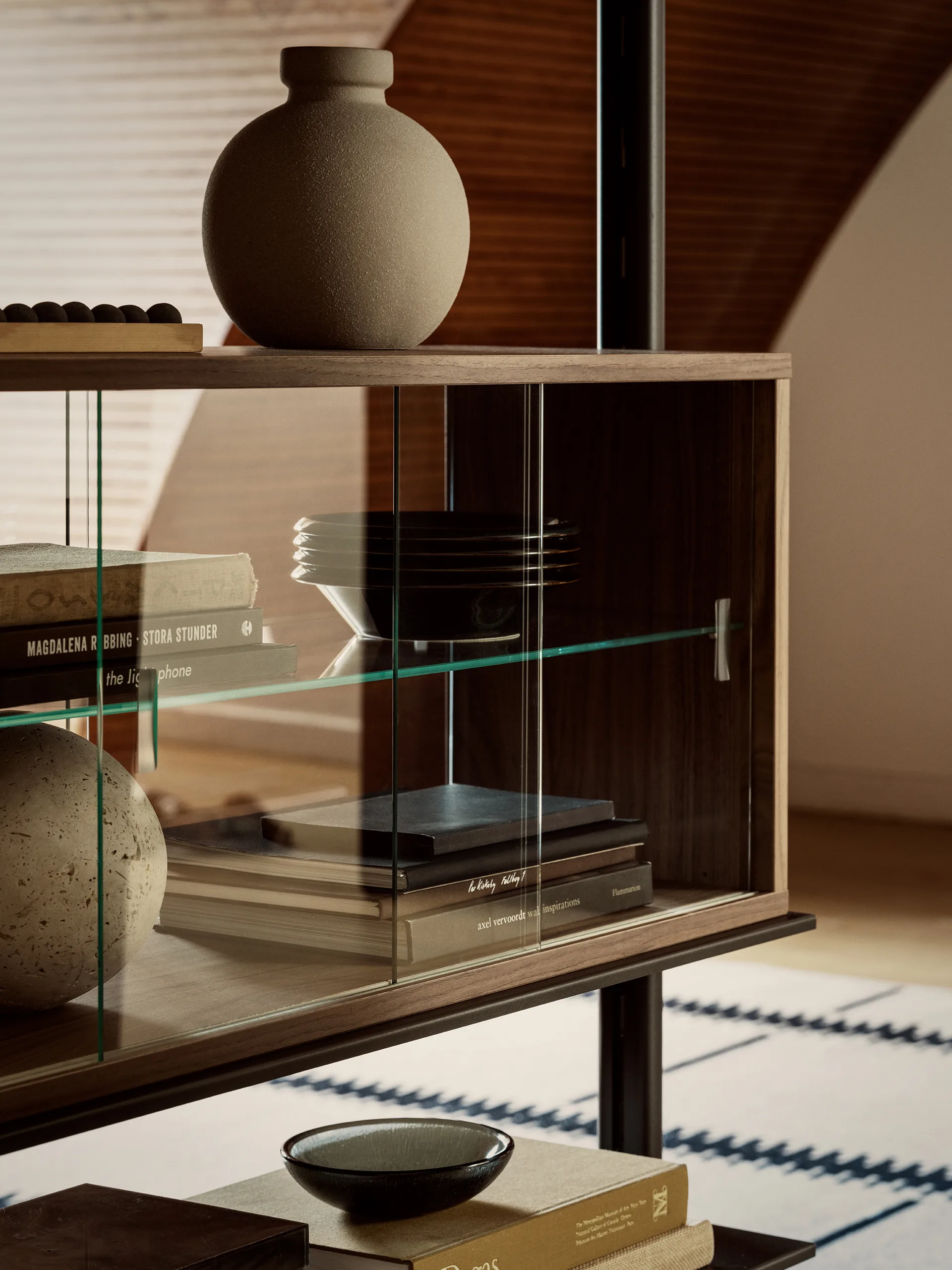 Pira display cabinet, Walnut-clear glass, 70x31 cm, glass back Pira