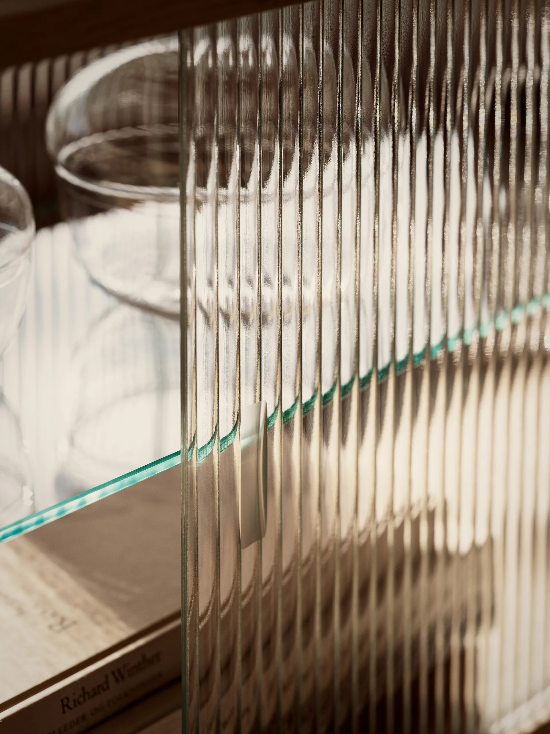 Pira display cabinet, Walnut-ribbed glass, 70x31 cm, glass back Pira