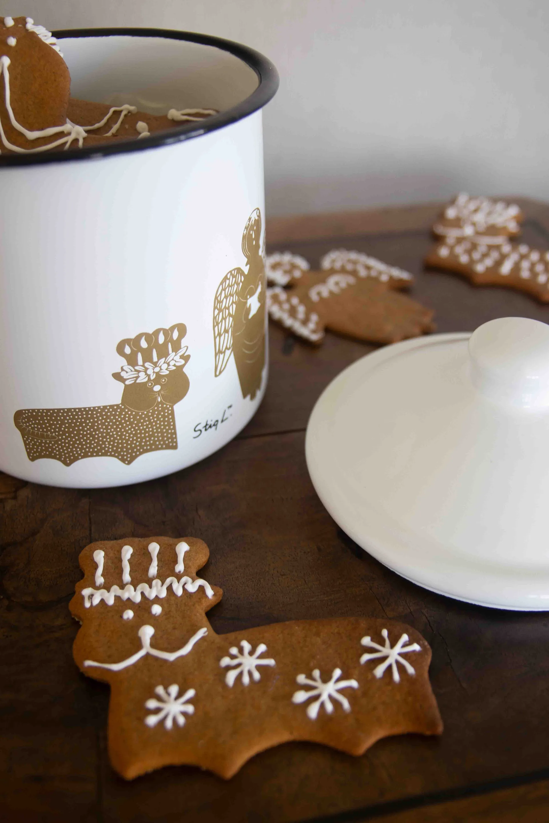 Stig L Gingerbread jar, White gold Pluto Design
