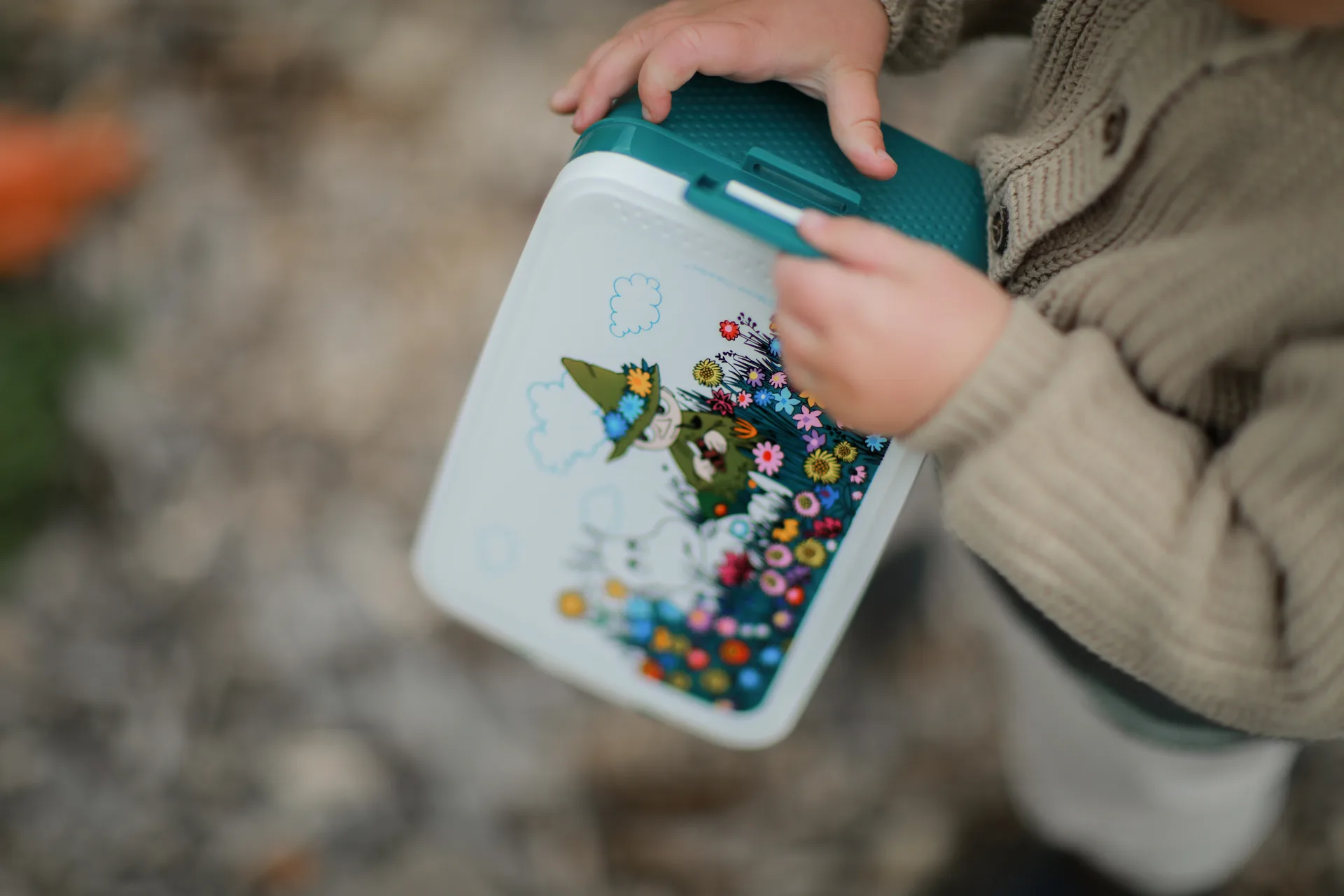 Moomin Meadow lunch box 12x18.5 cm, Green Rätt Start