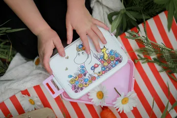 Moomin Meadow lunch box 12x18.5 cm - Purple-pink - Rätt Start