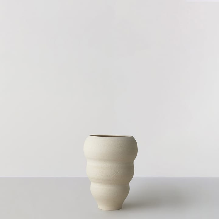 Hand turned vase no. 60 Curved - Vanilla - Ro Collection