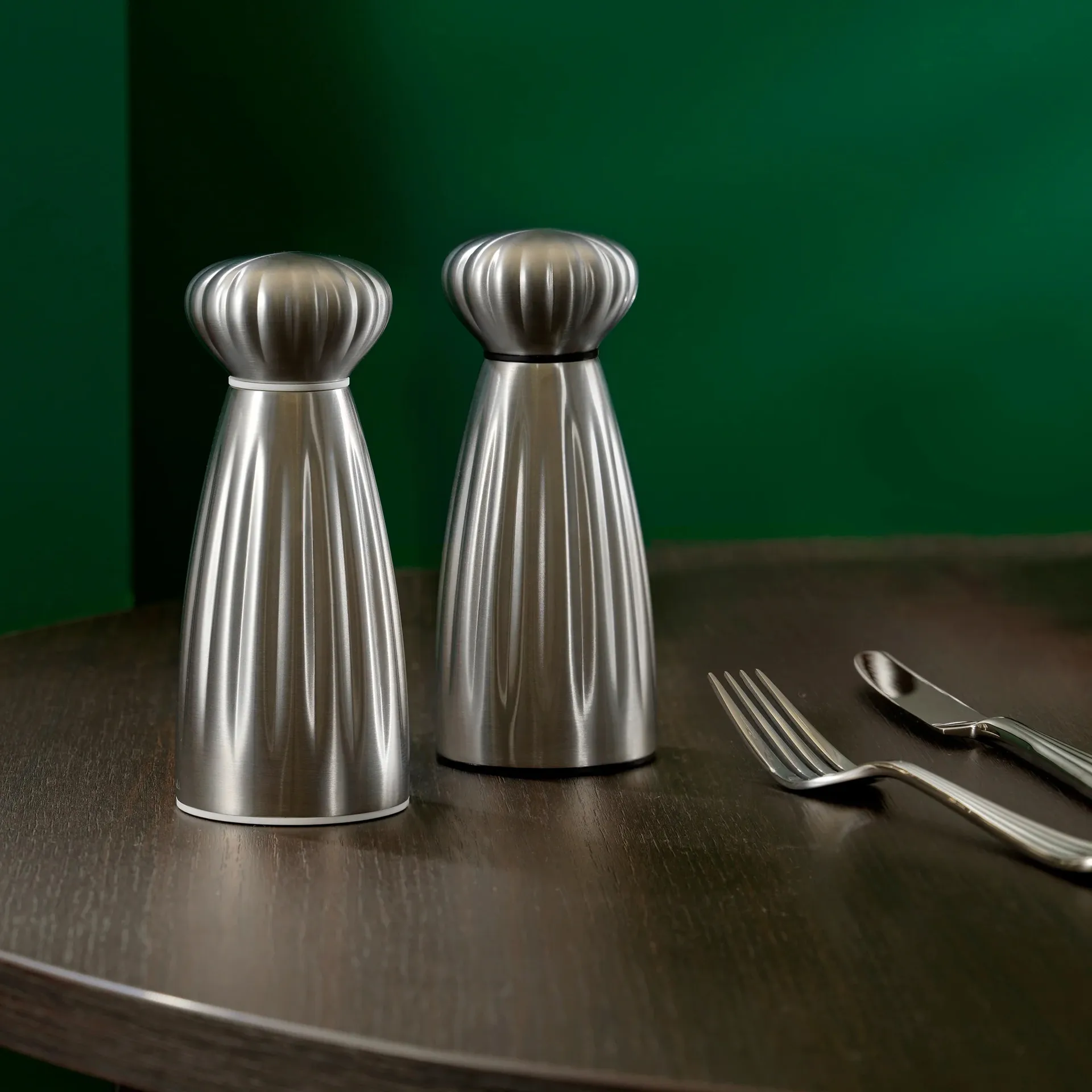 Palm Satin salt and pepper mill set, Small-stainless steel, with tray Robert Welch