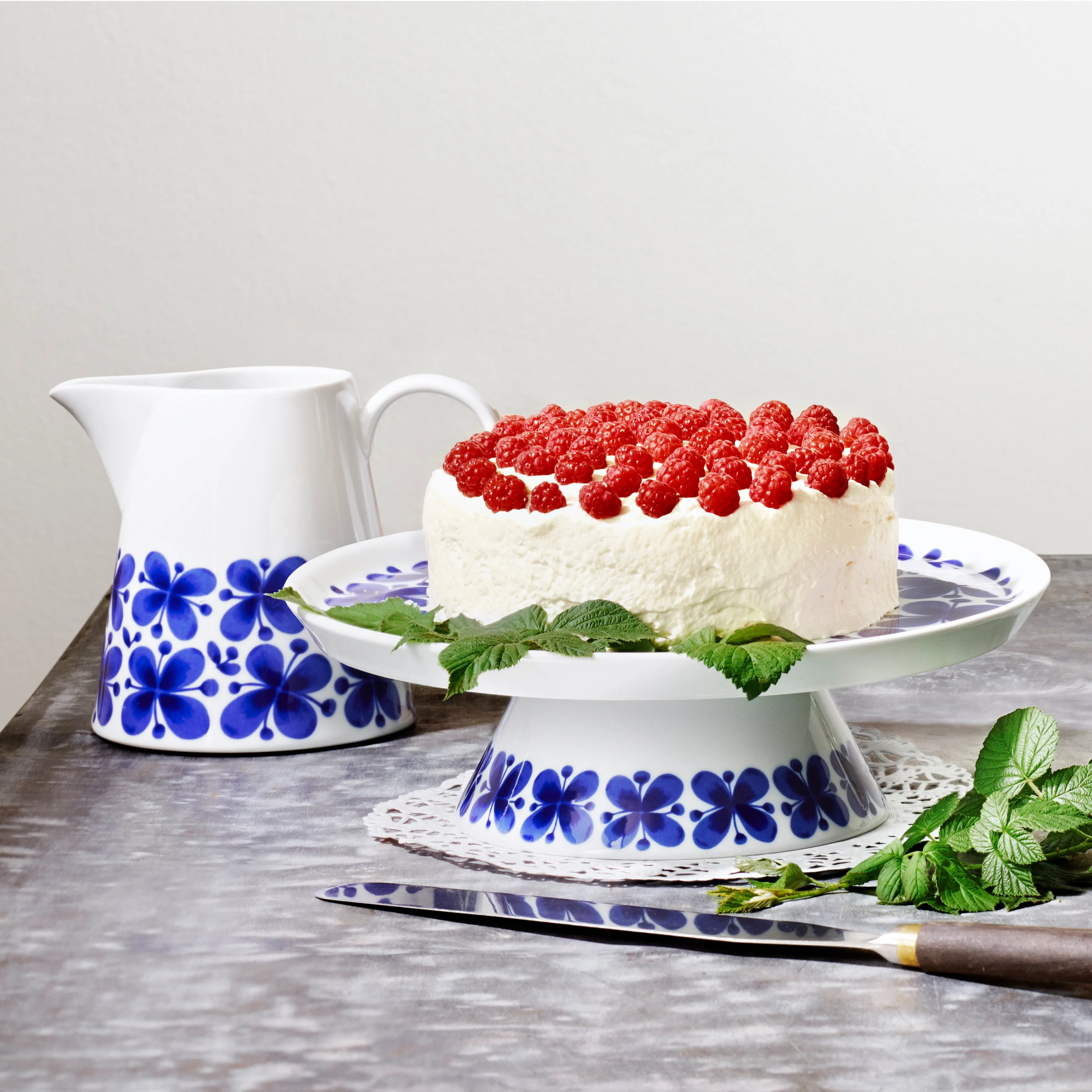 Mon Amie cake stand from Rörstrand - NordicNest.com