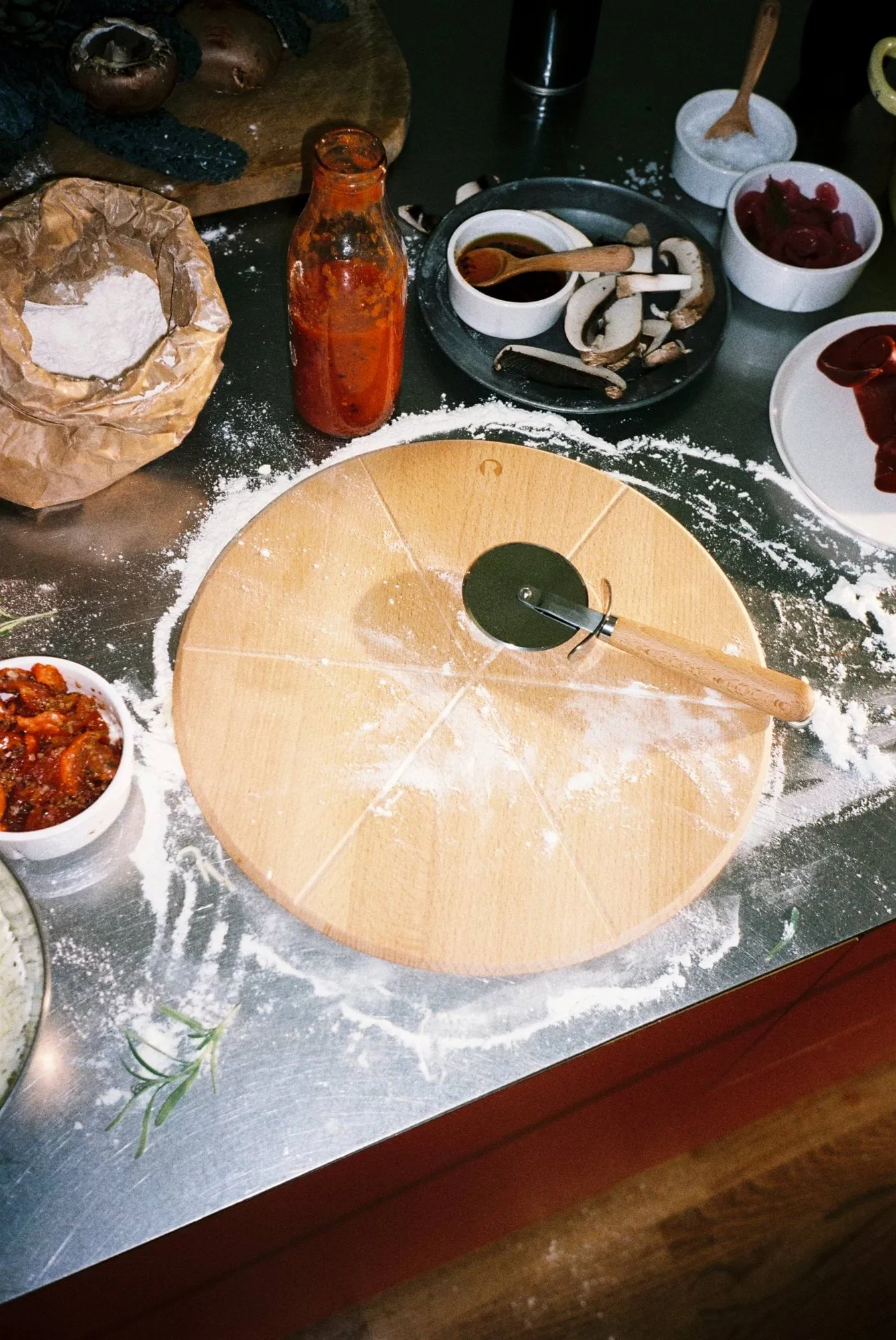 Grand Cru pizza board and pizza cutter, Beech, Ø35 cm Rosendahl