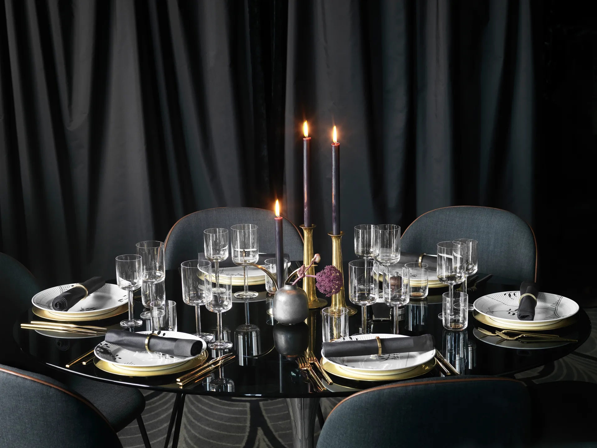 Black Fluted mega plate 1, Ø 27 cm Royal Copenhagen