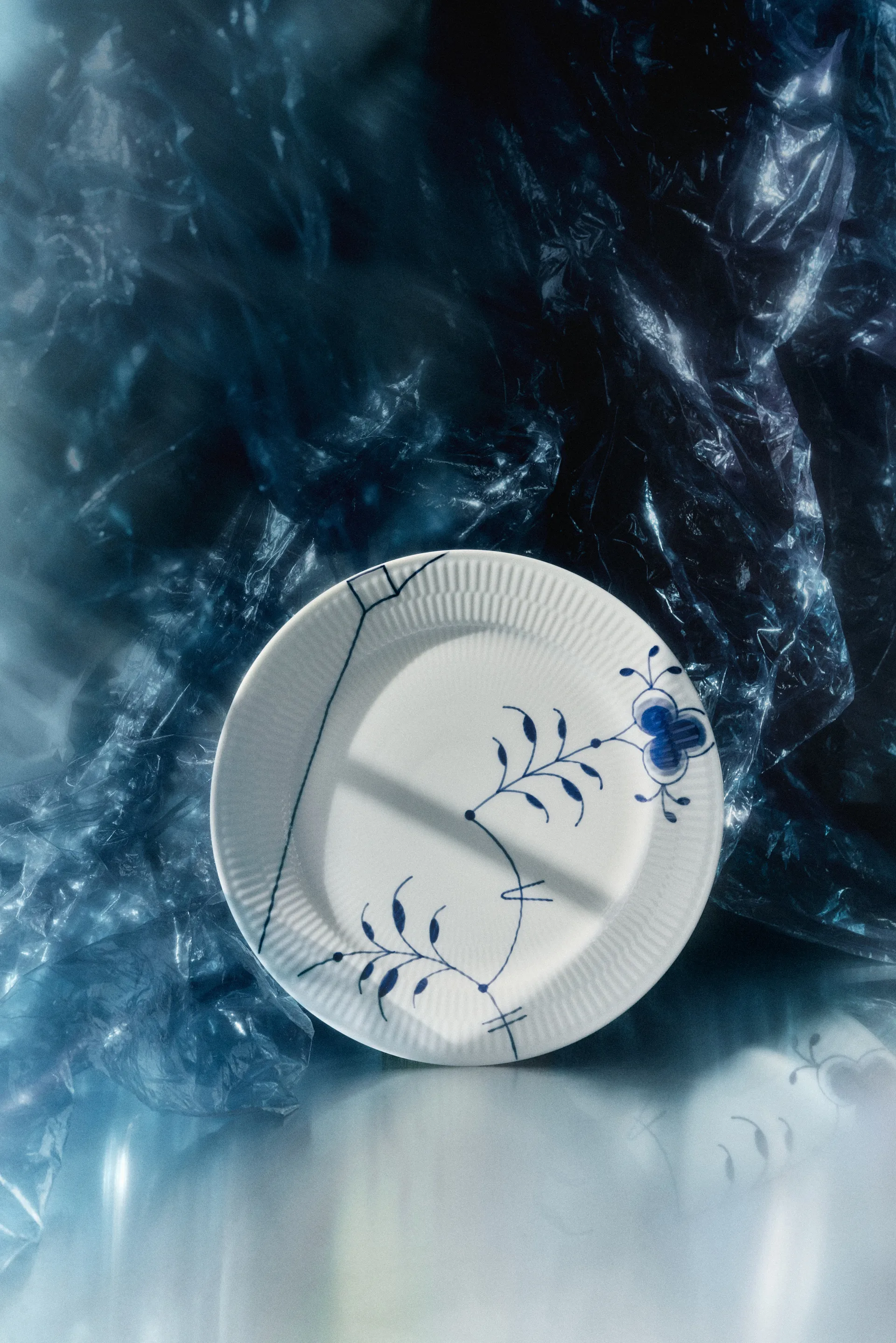 Blue Fluted Mega Limited Edition plate Ø27 cm, White-blue Royal Copenhagen