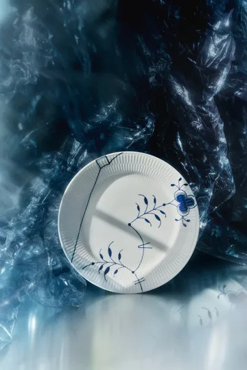 Blue Fluted Mega Limited Edition plate Ø27 cm - White-blue - Royal Copenhagen