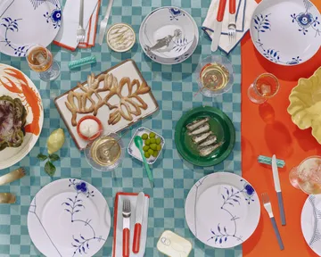 Blue Fluted Mega Limited Edition plate Ø27 cm - White-blue - Royal Copenhagen