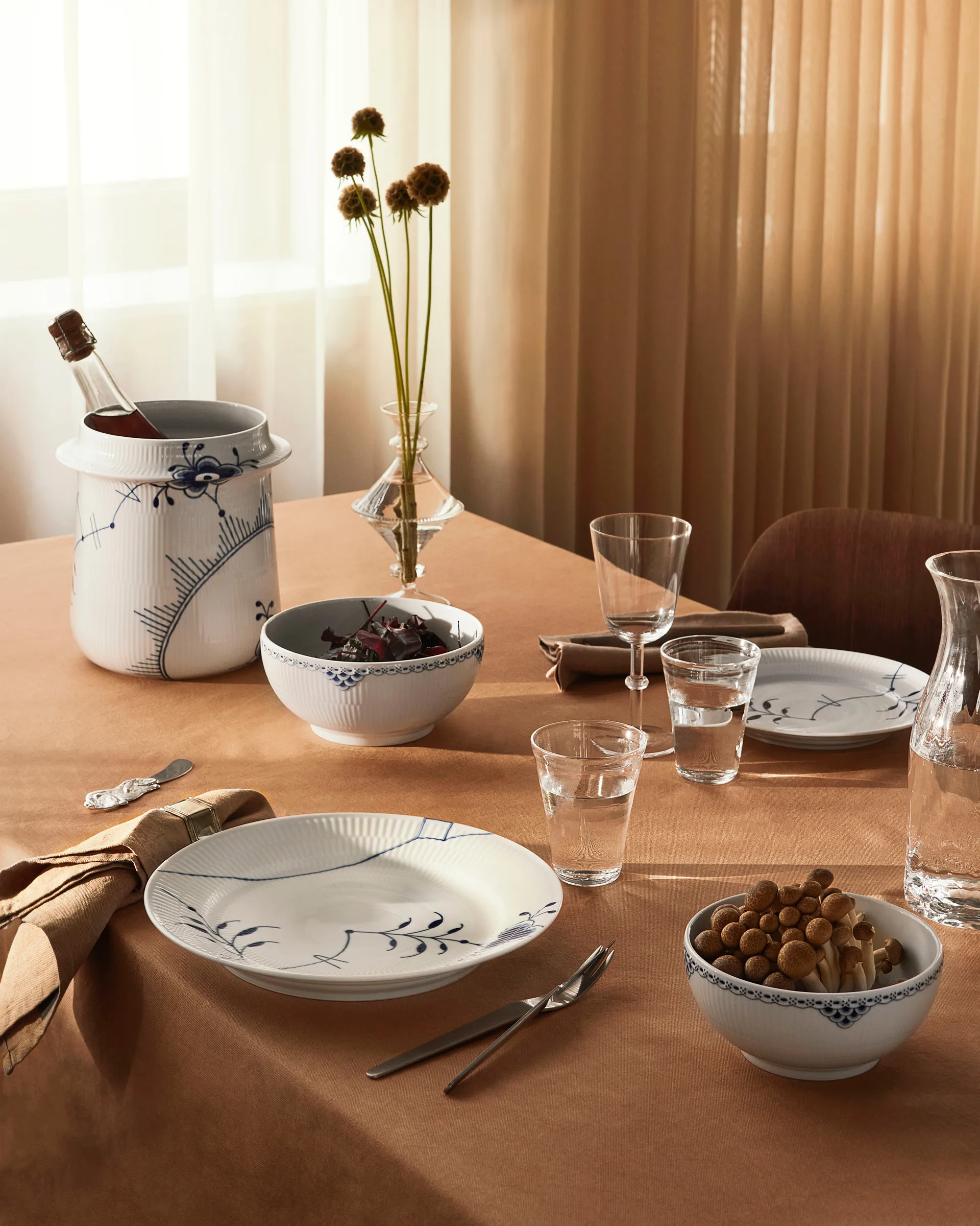 Blue Fluted Mega Limited Edition plate Ø27 cm, White-blue Royal Copenhagen