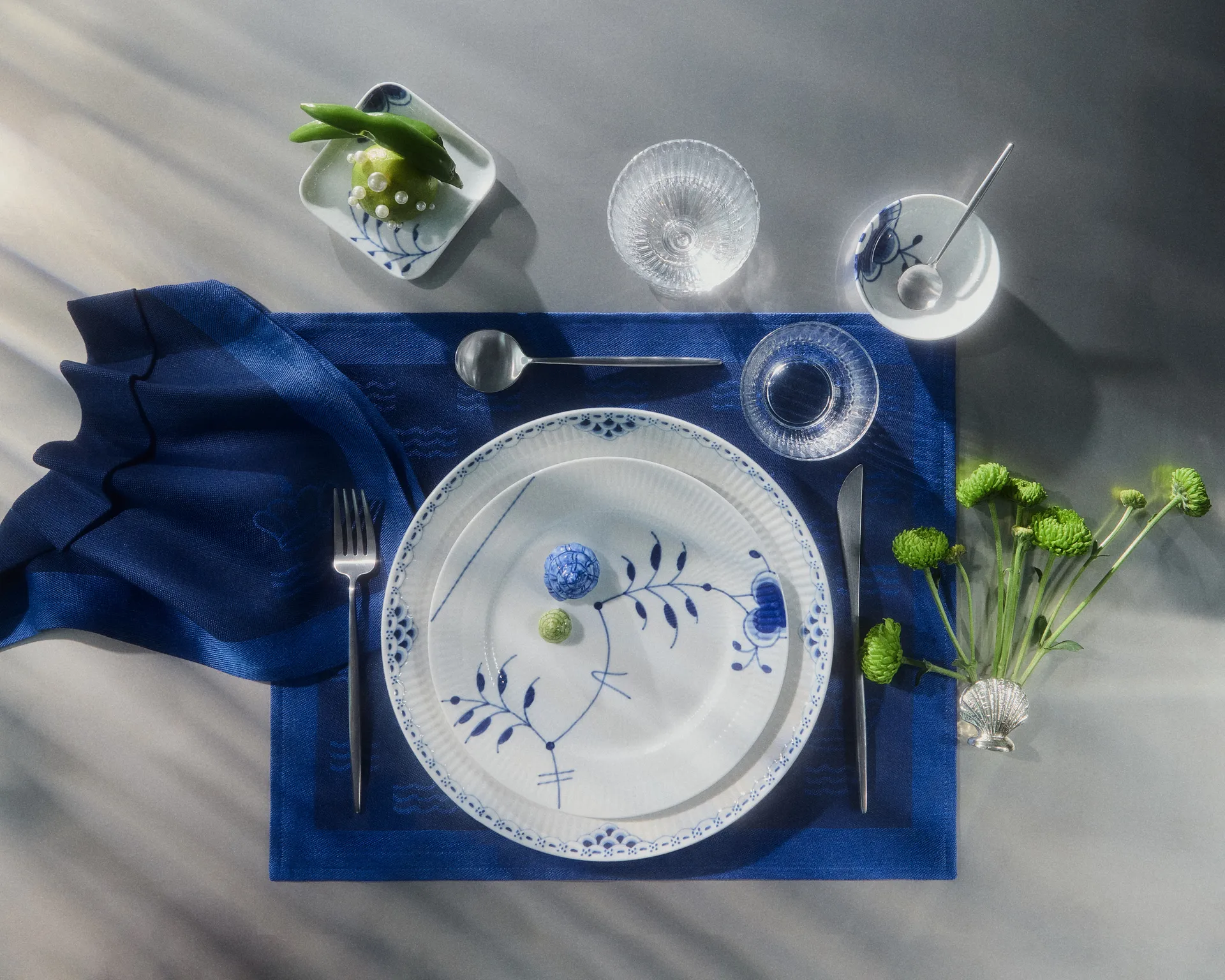 Blue Fluted Mega Limited Edition side plate Ø22 cm, White-blue Royal Copenhagen