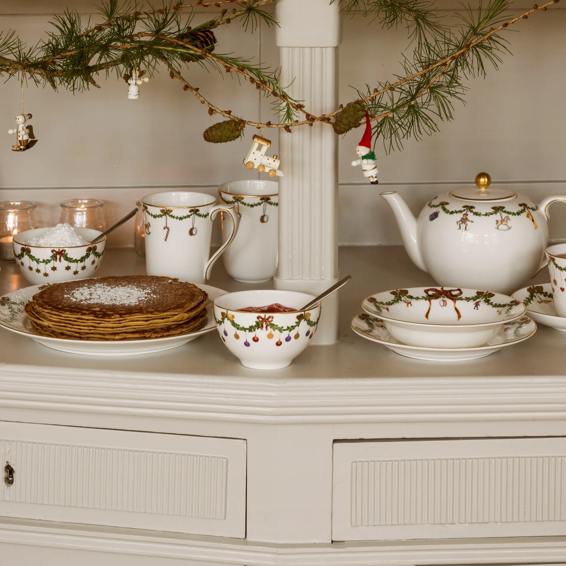 Star Fluted Christmas deep plate, Ø 24 cm Royal Copenhagen