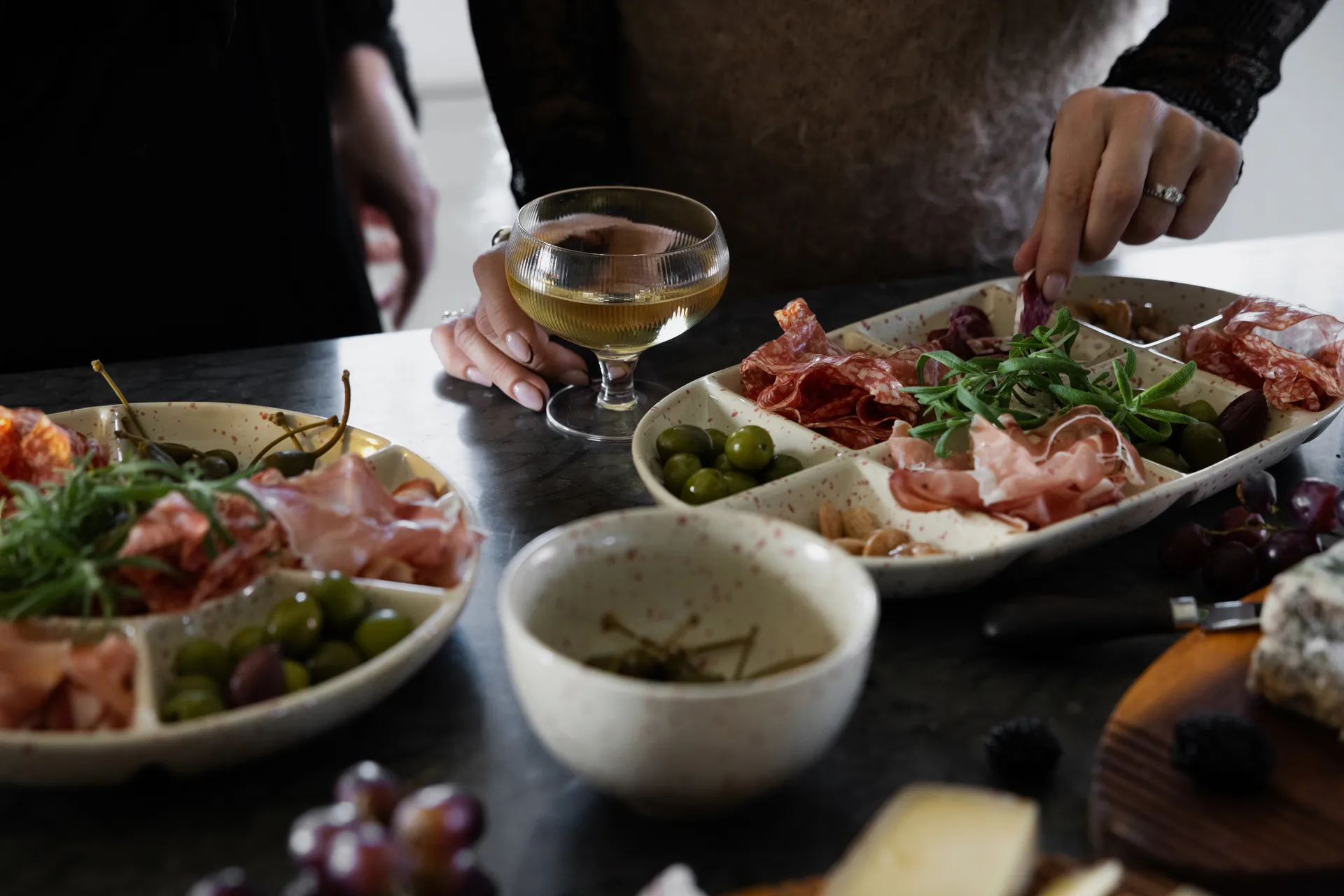 Ditte serving plate, Beige-burgundy Sagaform