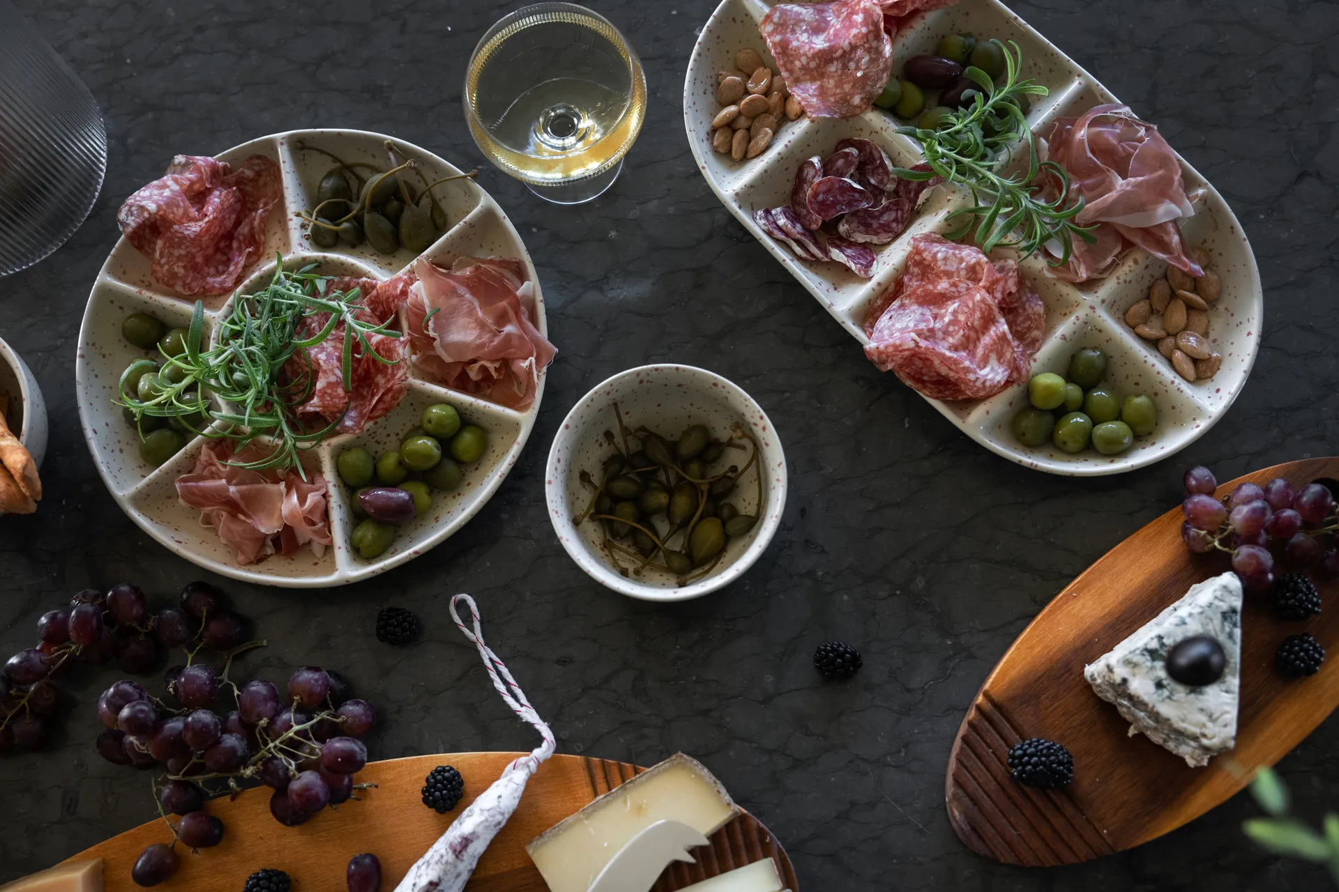 Ditte serving platter large 20x36 cm, Beige-burgundy Sagaform