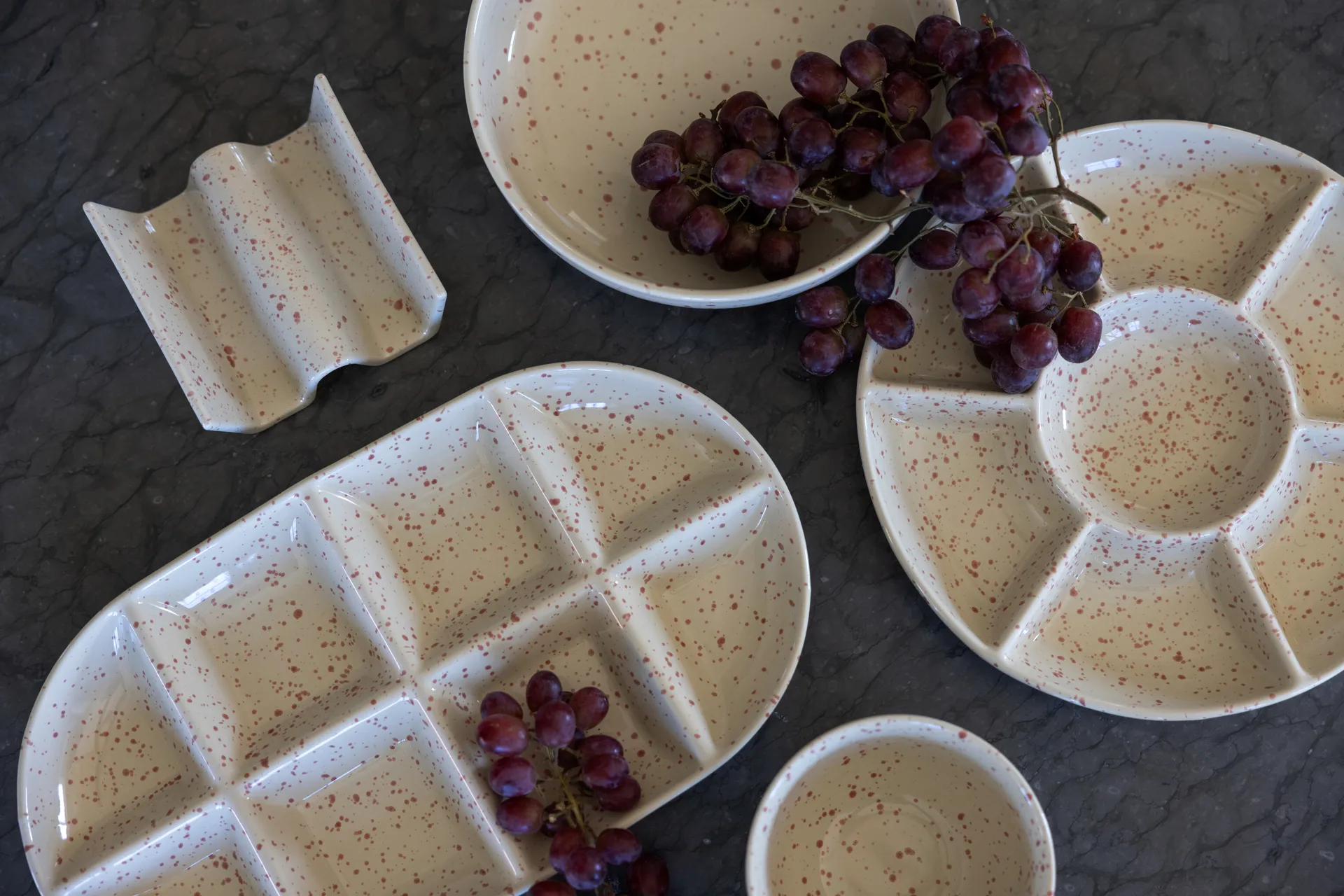 Ditte serving platter large 20x36 cm, Beige-burgundy Sagaform