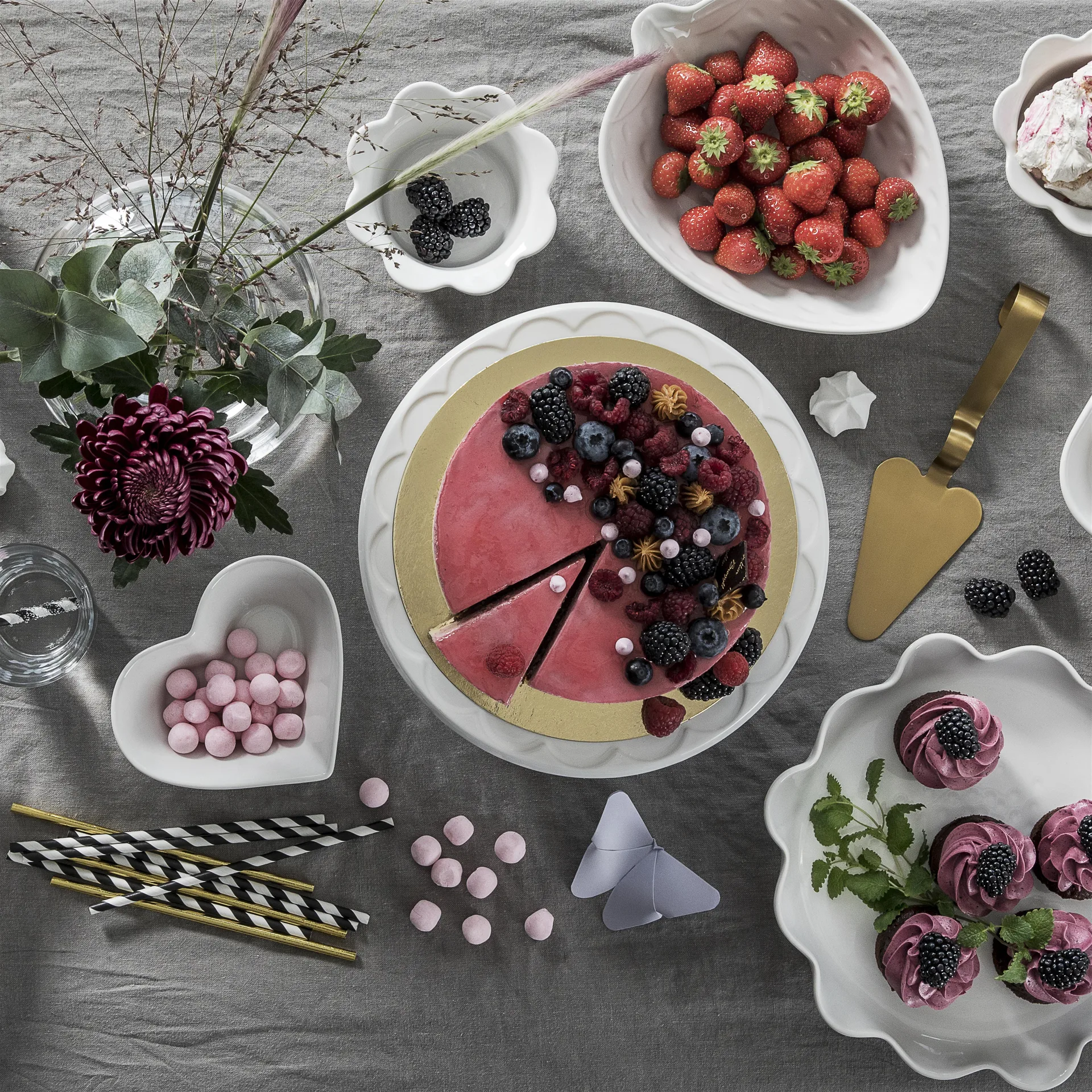 Strawberry serving bowl, white Sagaform