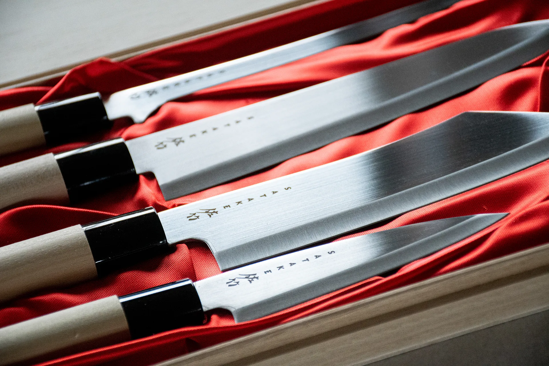 Knife set in balsa box 22x38 cm, 4 pieces Satake