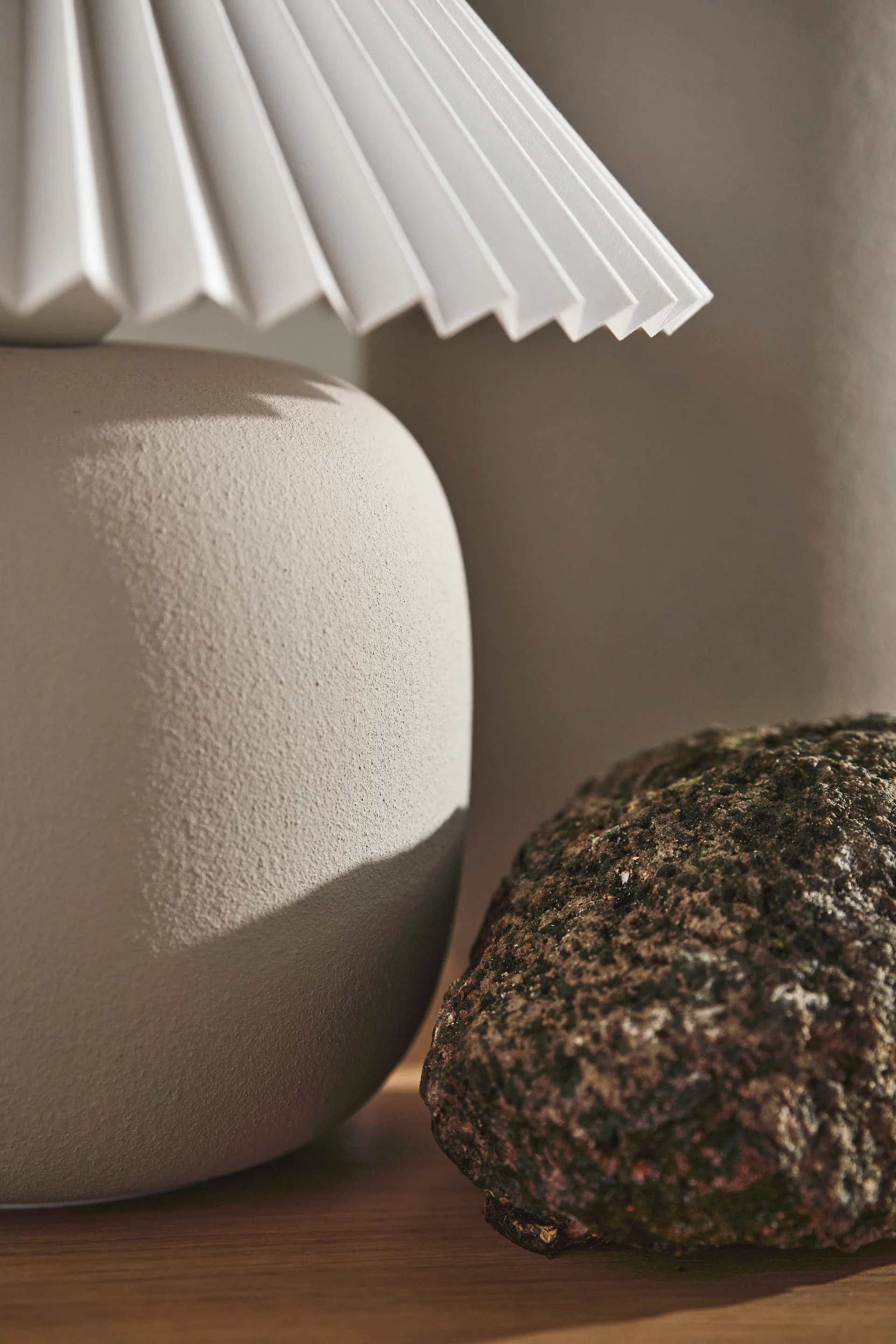 Boulder table lamp 29 cm beige-pleated white Scandi Living