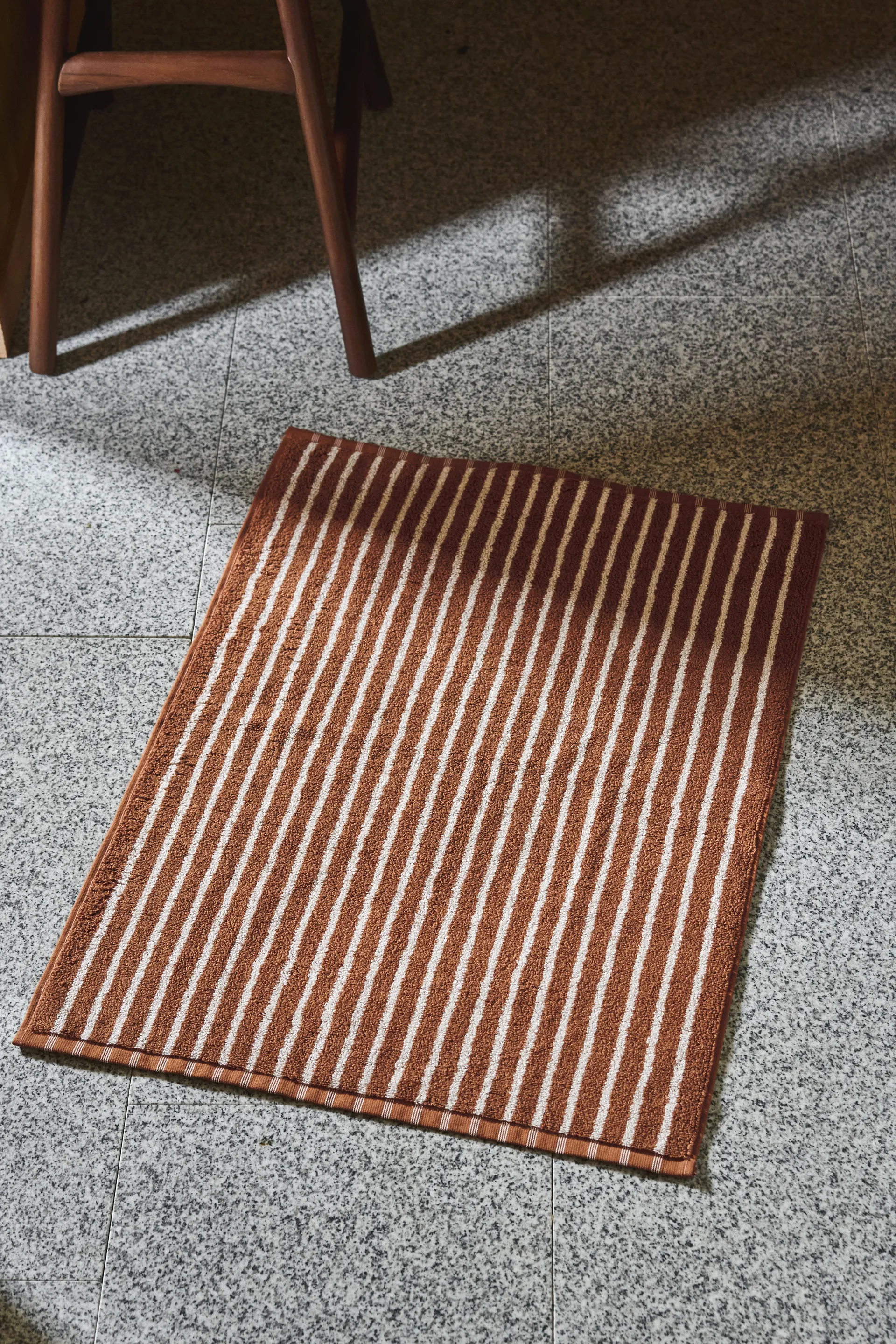 Drift bath mat 50x70cm, Brown-white Scandi Living