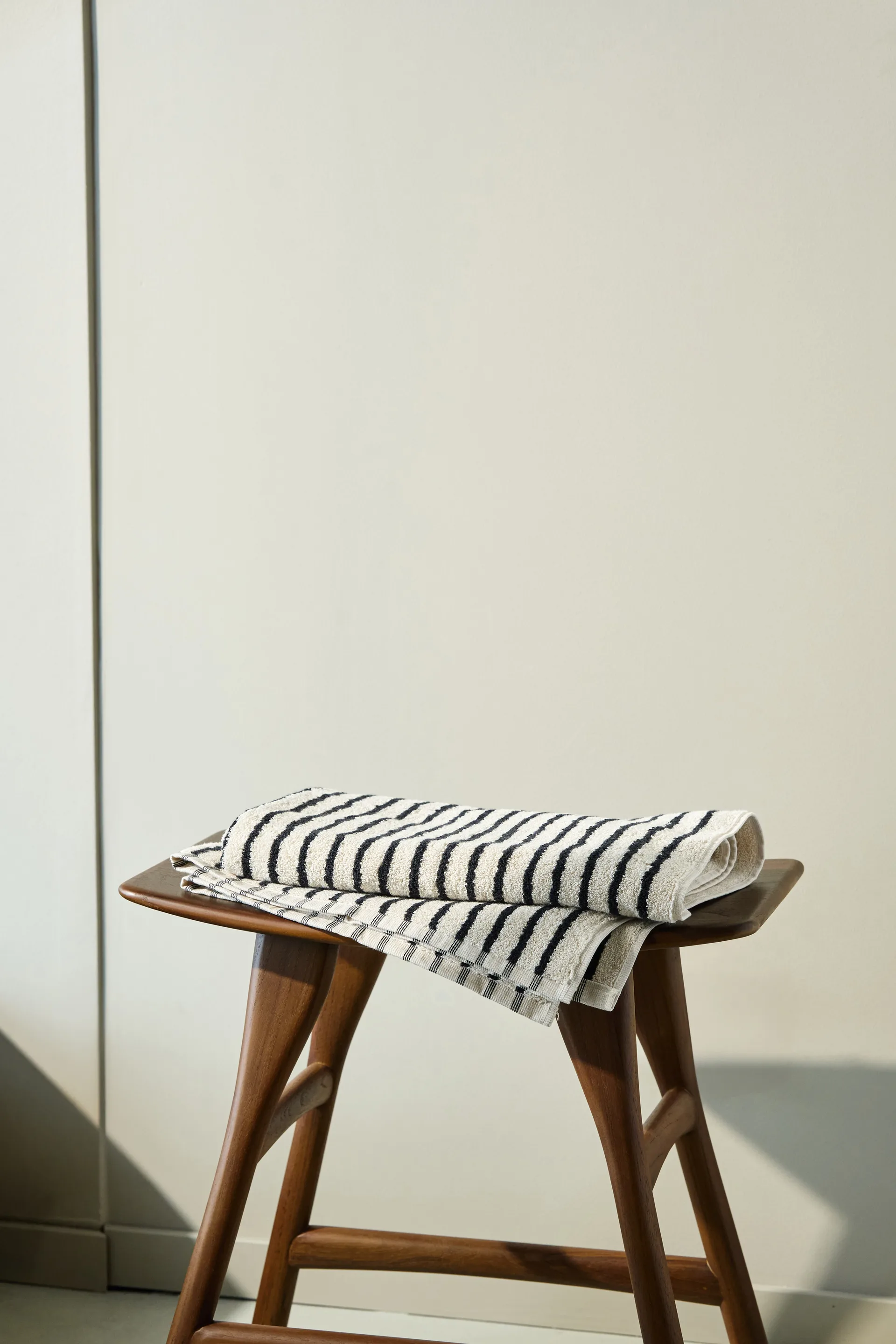 Drift bath towel 70x140 cm, White-black Scandi Living