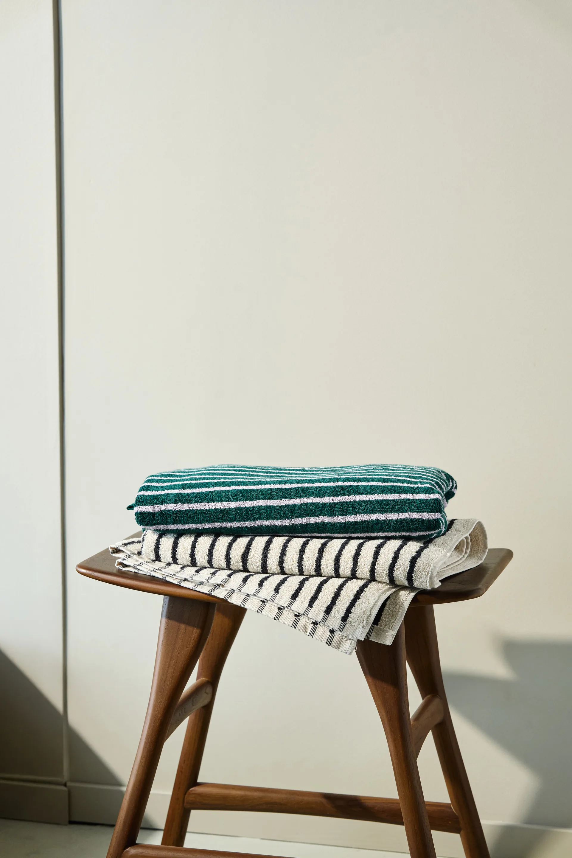 Drift bath towel 70x140 cm, White-black Scandi Living