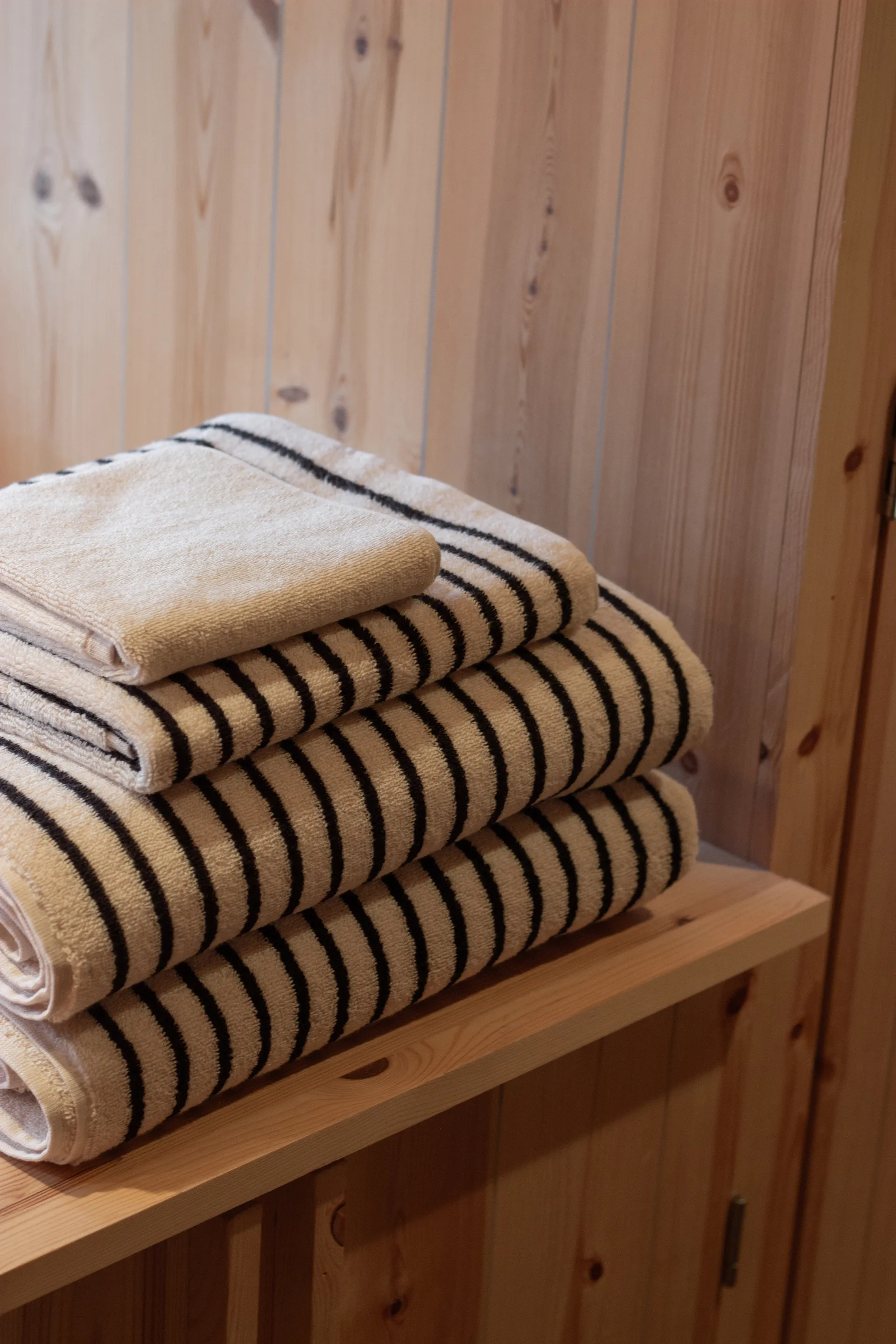 Drift bath towels 100x150 cm 2-pack - White-black Scandi Living