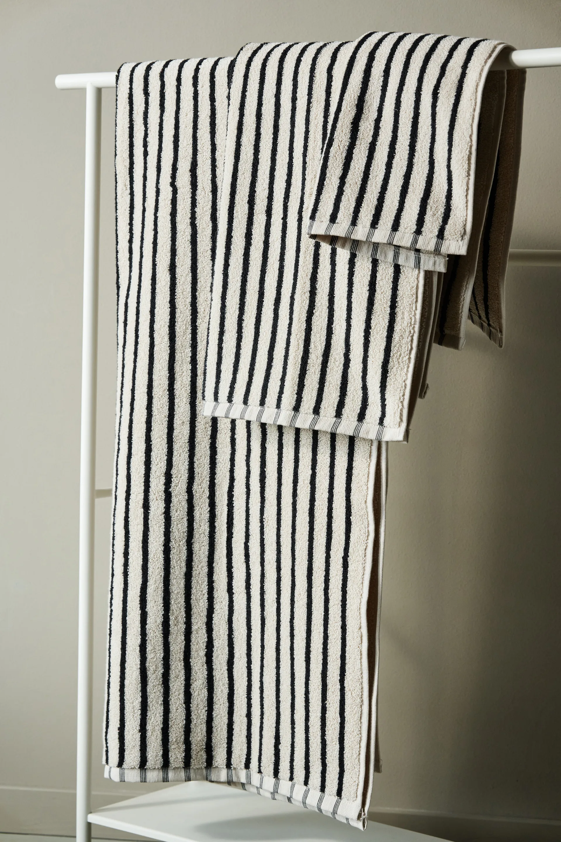 Drift towel 30x50 cm, White-black Scandi Living