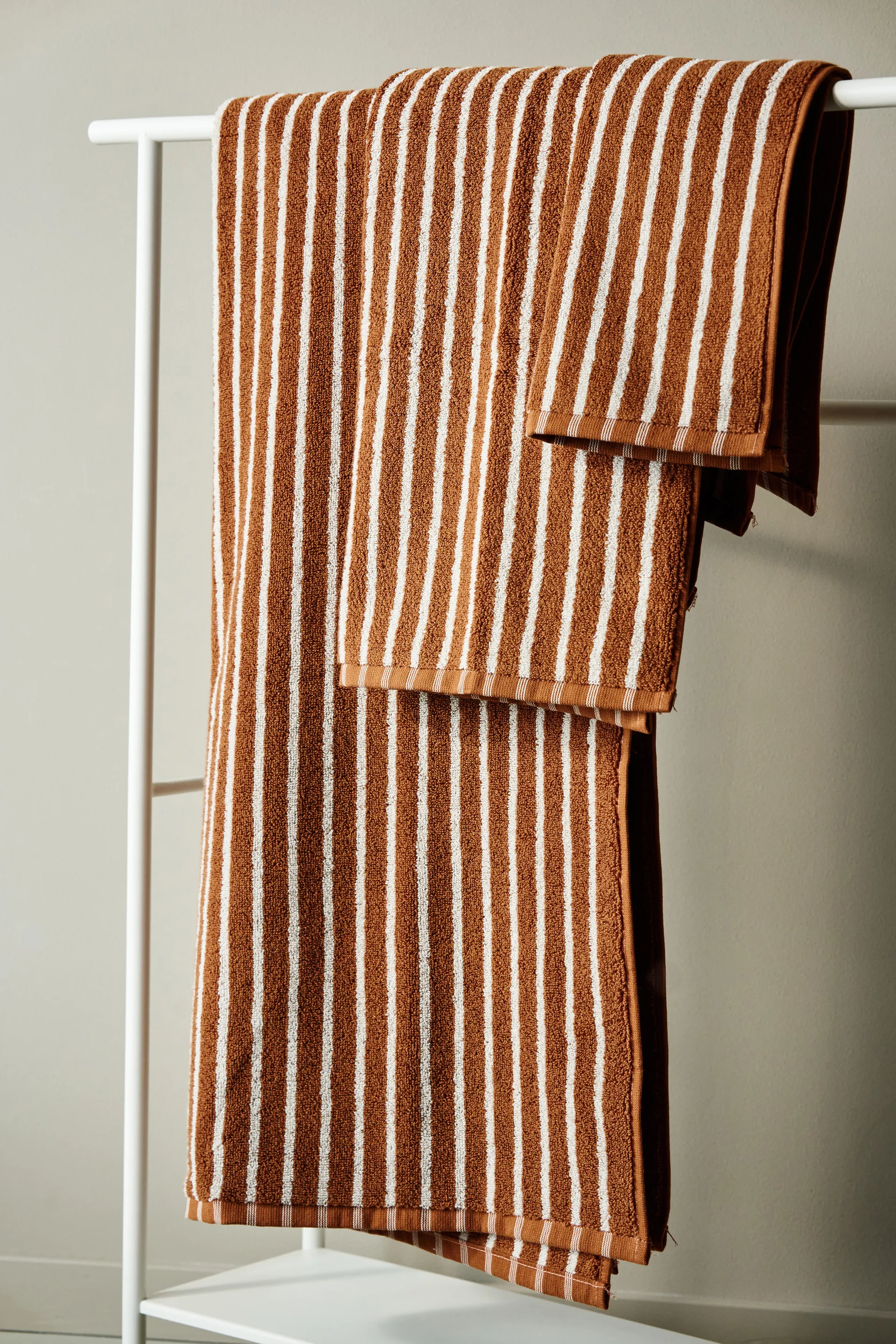 Drift towel 50x70 cm, Brown-white Scandi Living