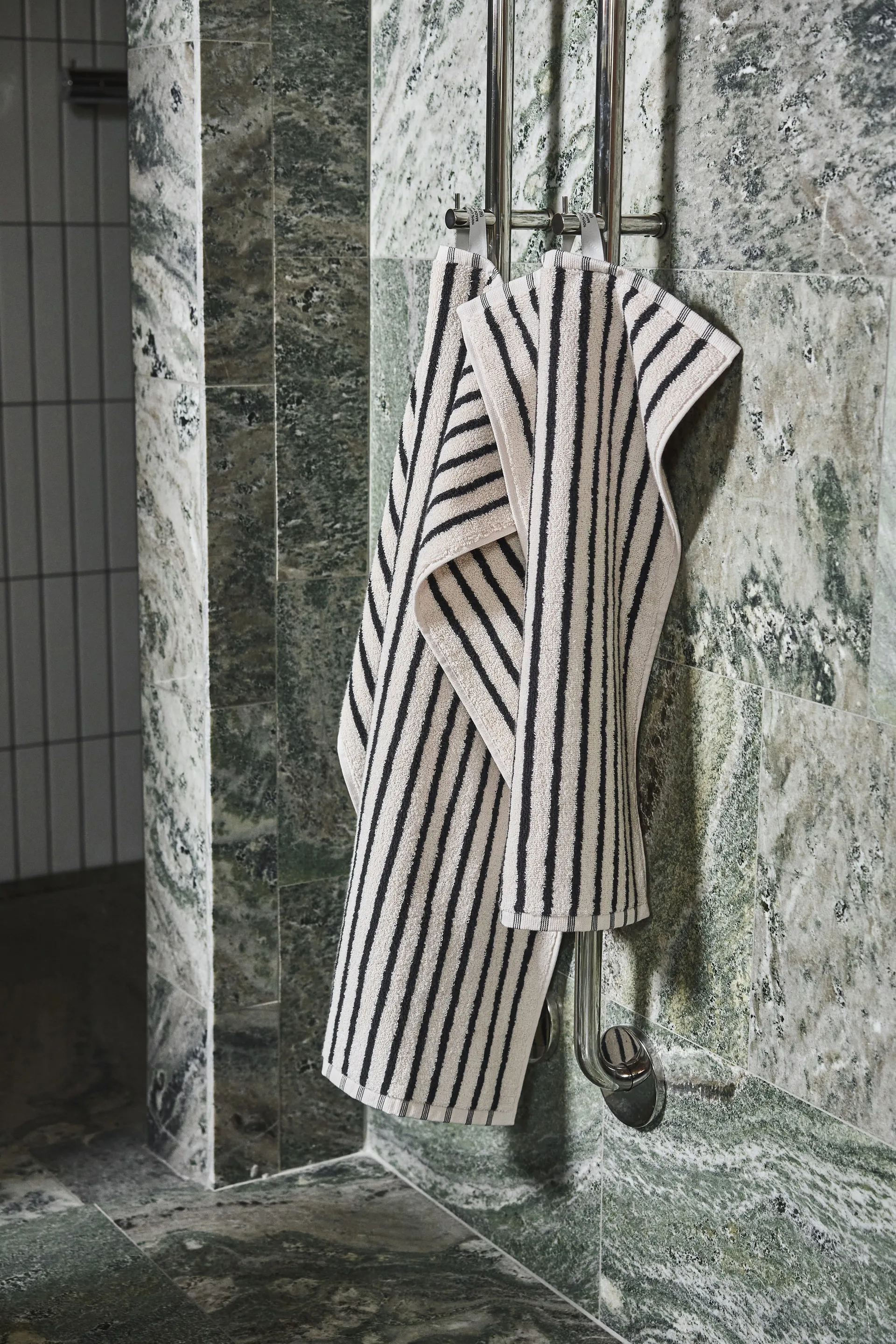 Drift towel set 4 pieces - White-black Scandi Living