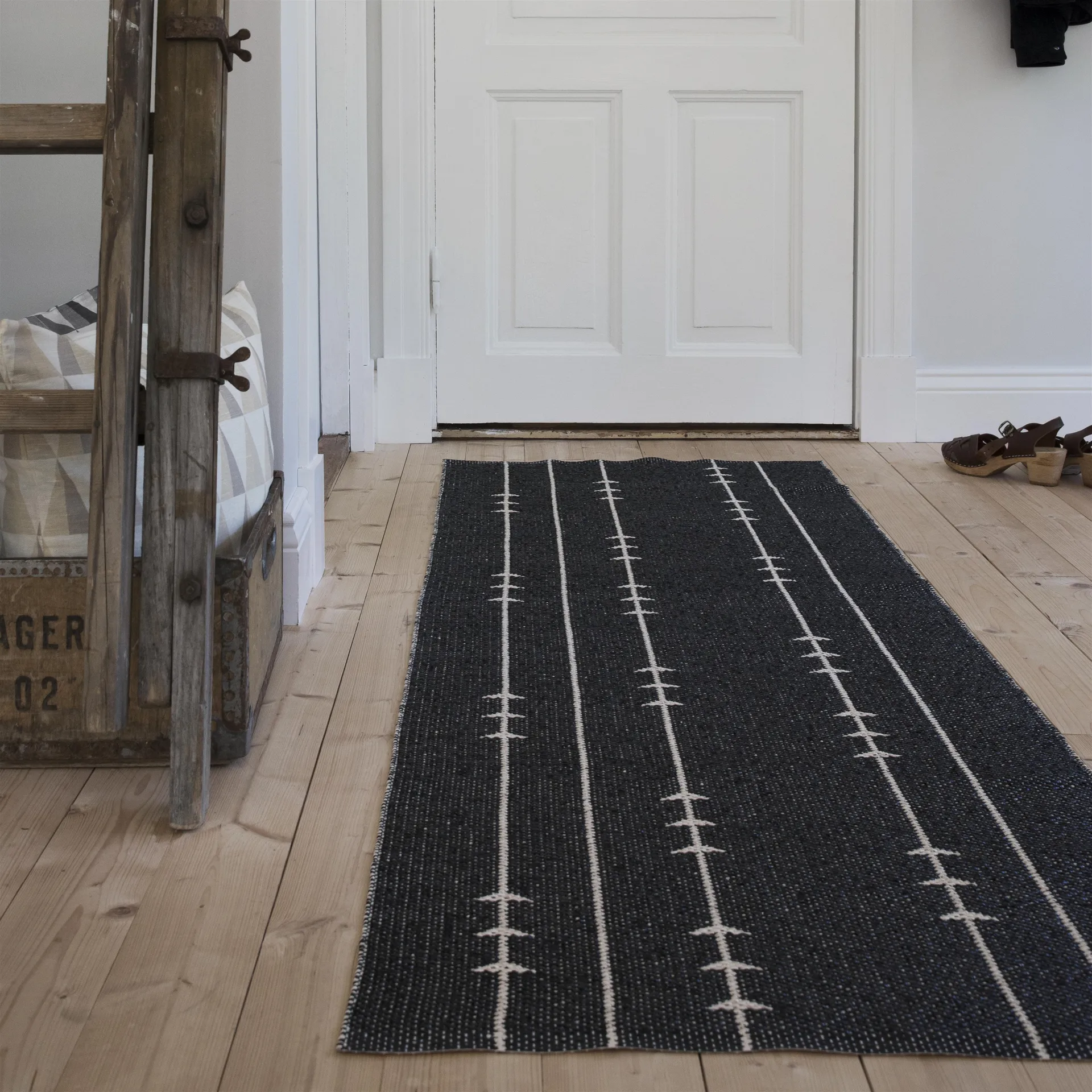 Fir rug nude-black, 70x250 cm Scandi Living