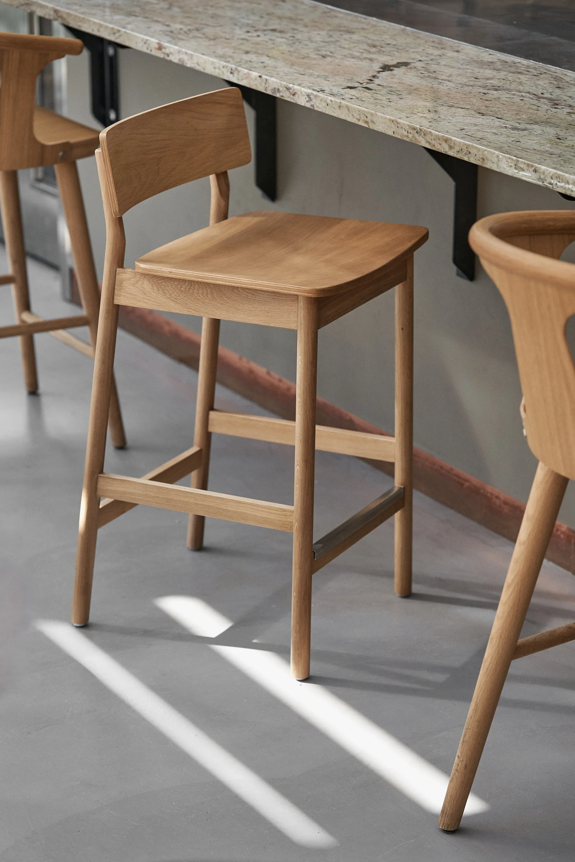 Horizon bar stool 67 cm, Laqurered oak Scandi Living