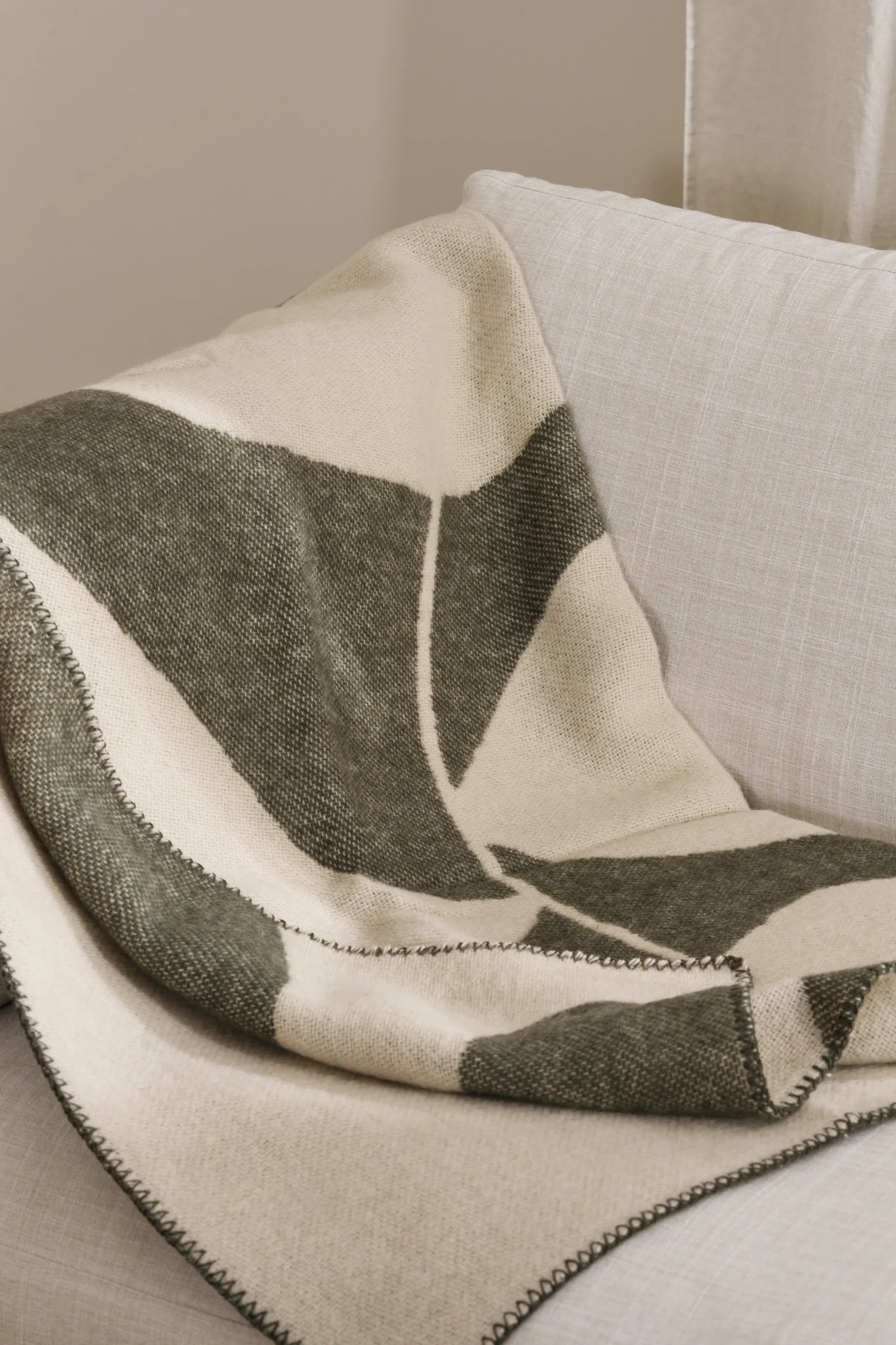Leaf wool throw 130x180 cm, Khaki green Scandi Living