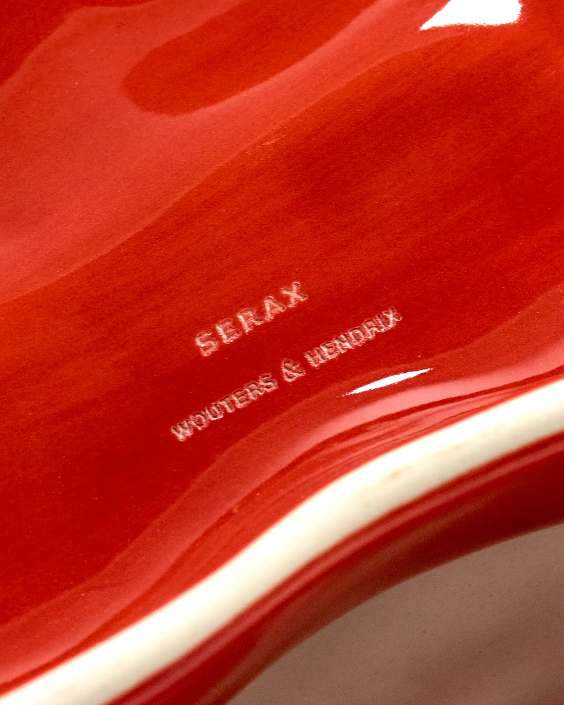 Les Objets Mouleversants tray S, Red Serax