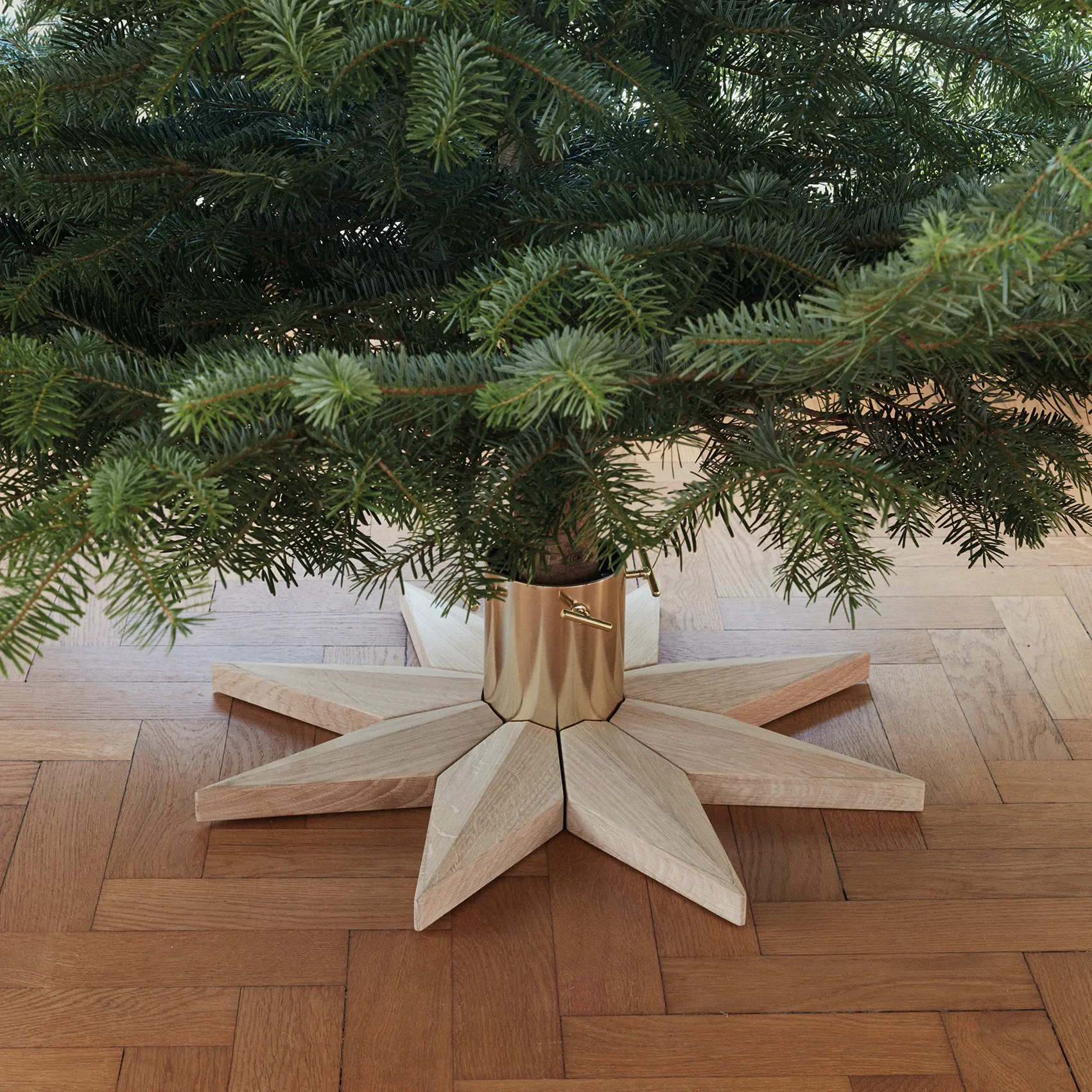 Stella Christmas tree base Ø50.5 cm, Oak Skagerak
