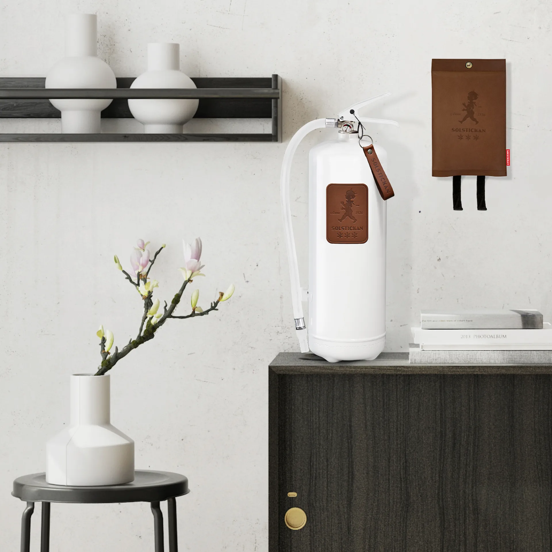 Solstickan fire extinguisher 6 kg, White-dark brown leather Solstickan Design