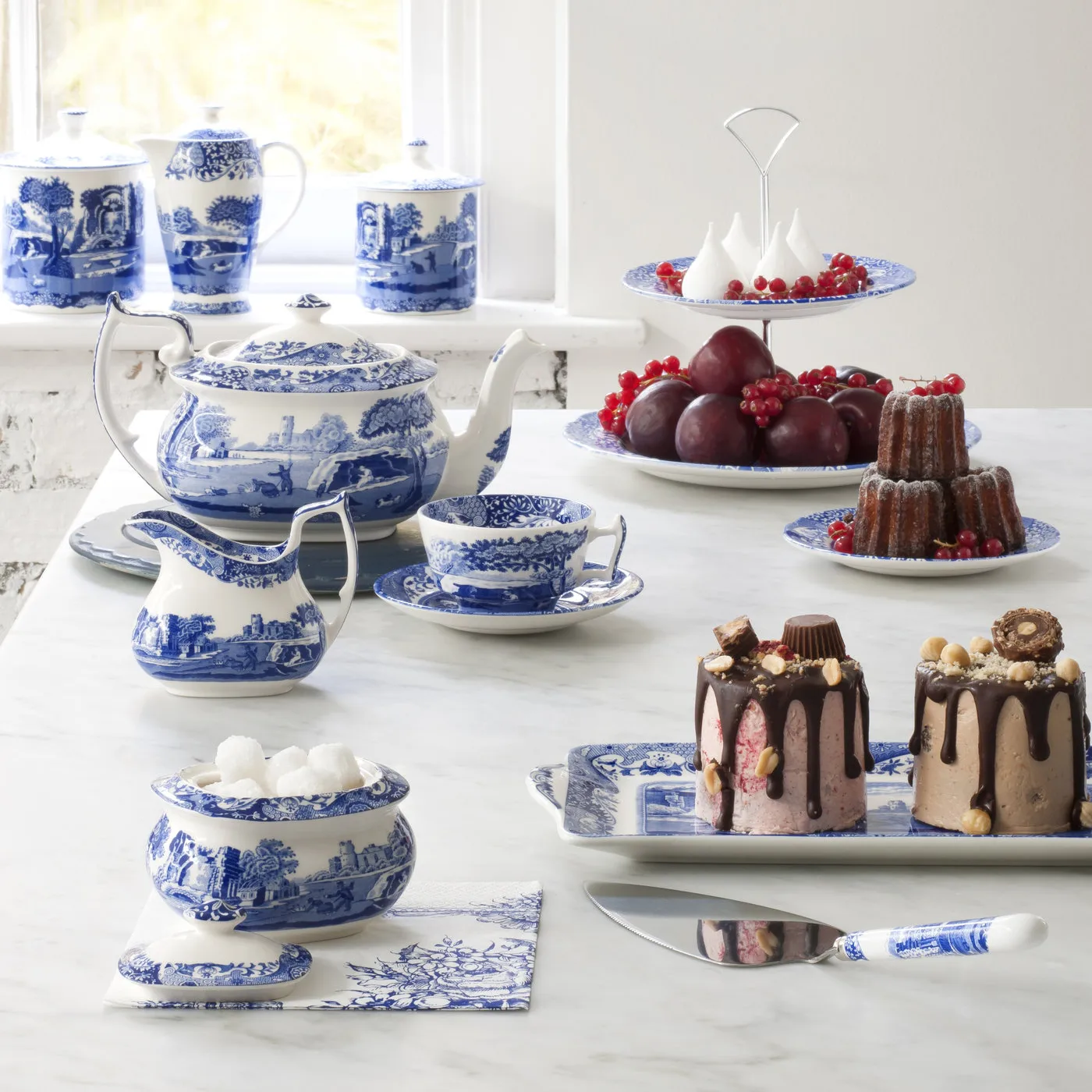 Blue Italian 2-tier cake stand from Spode - NordicNest.com