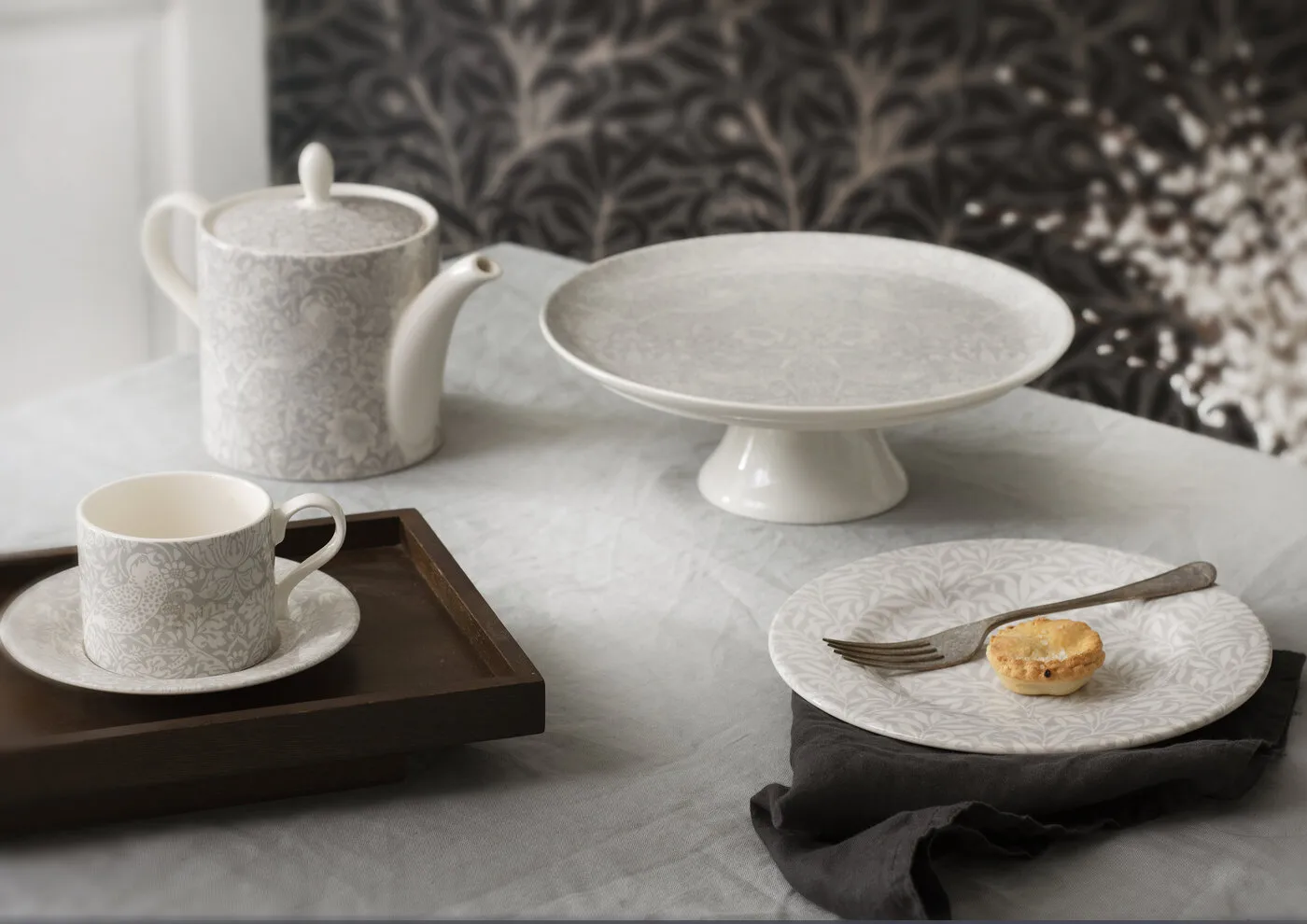 Strawberry Thief teapot 1.1 liter, Grey Spode